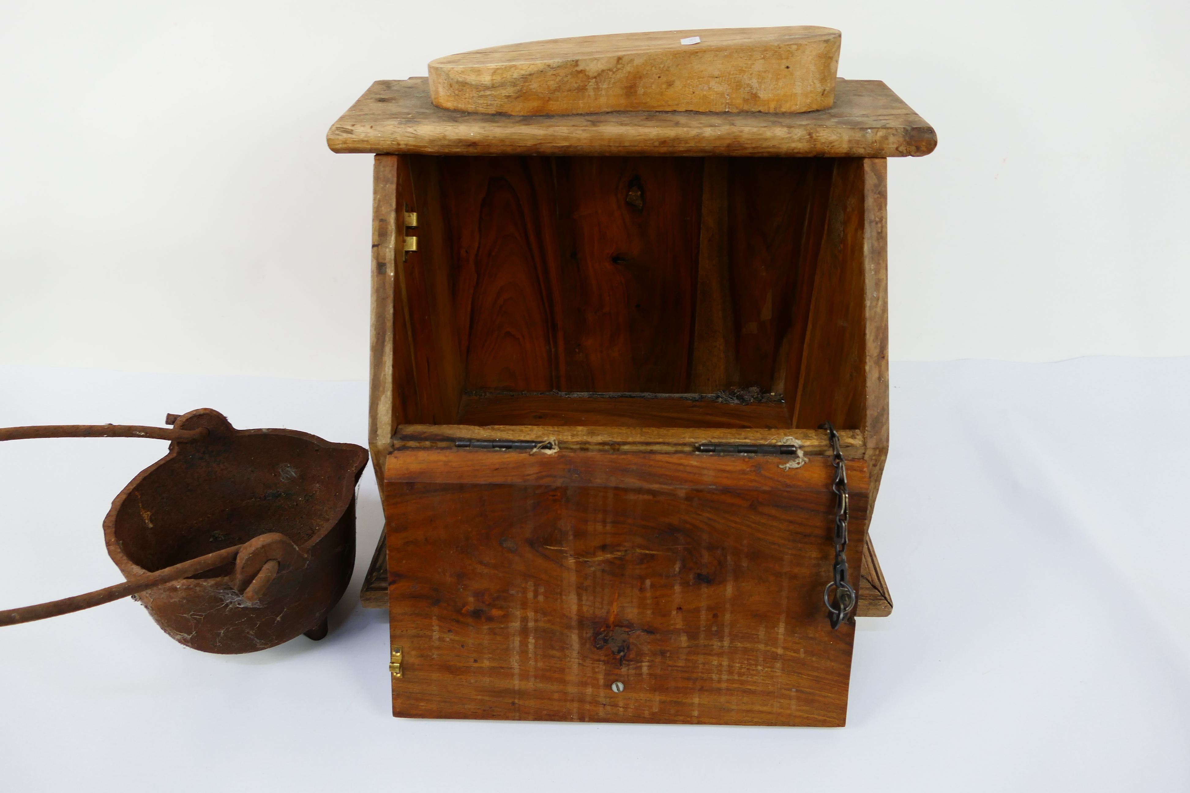 A vintage shoe shine box, 39 cm x 39 cm x 24 cm and a cast iron pot. - Image 6 of 7