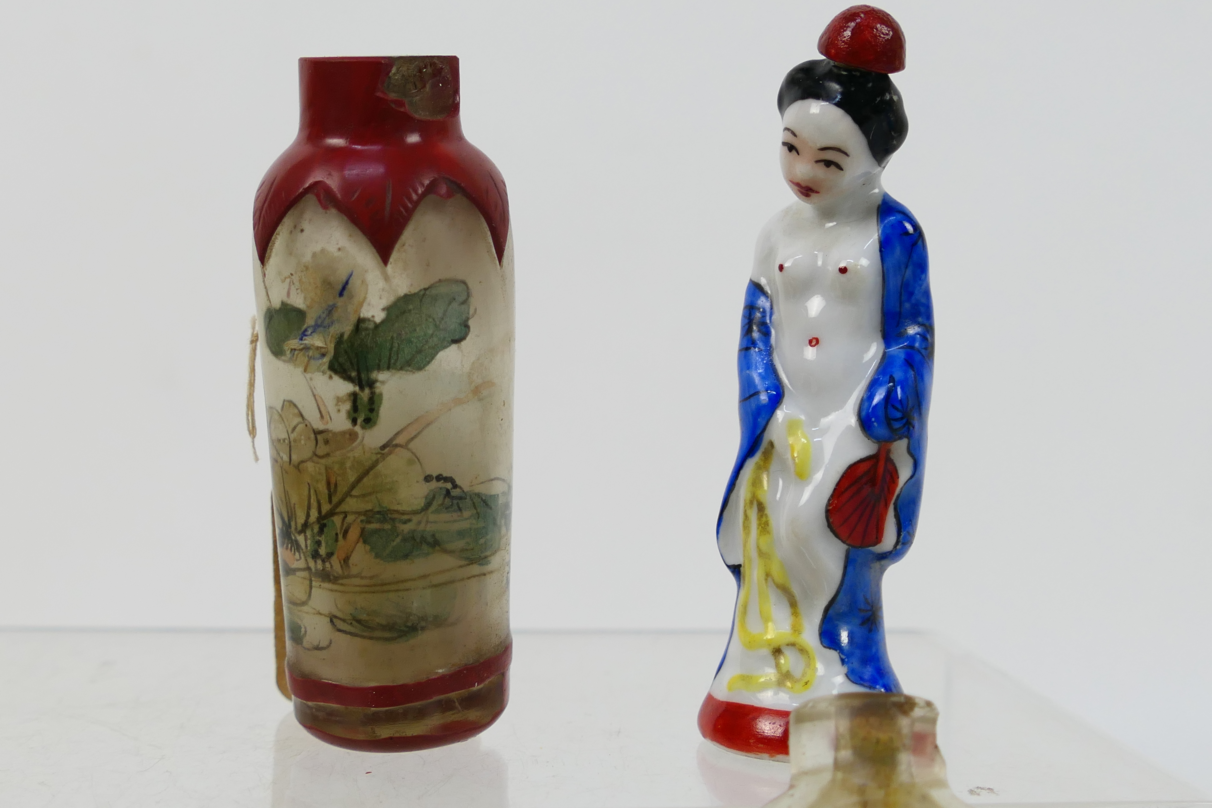 Lot to include snuff bottles, glass and ceramic examples, carved stone items and other. - Image 7 of 23