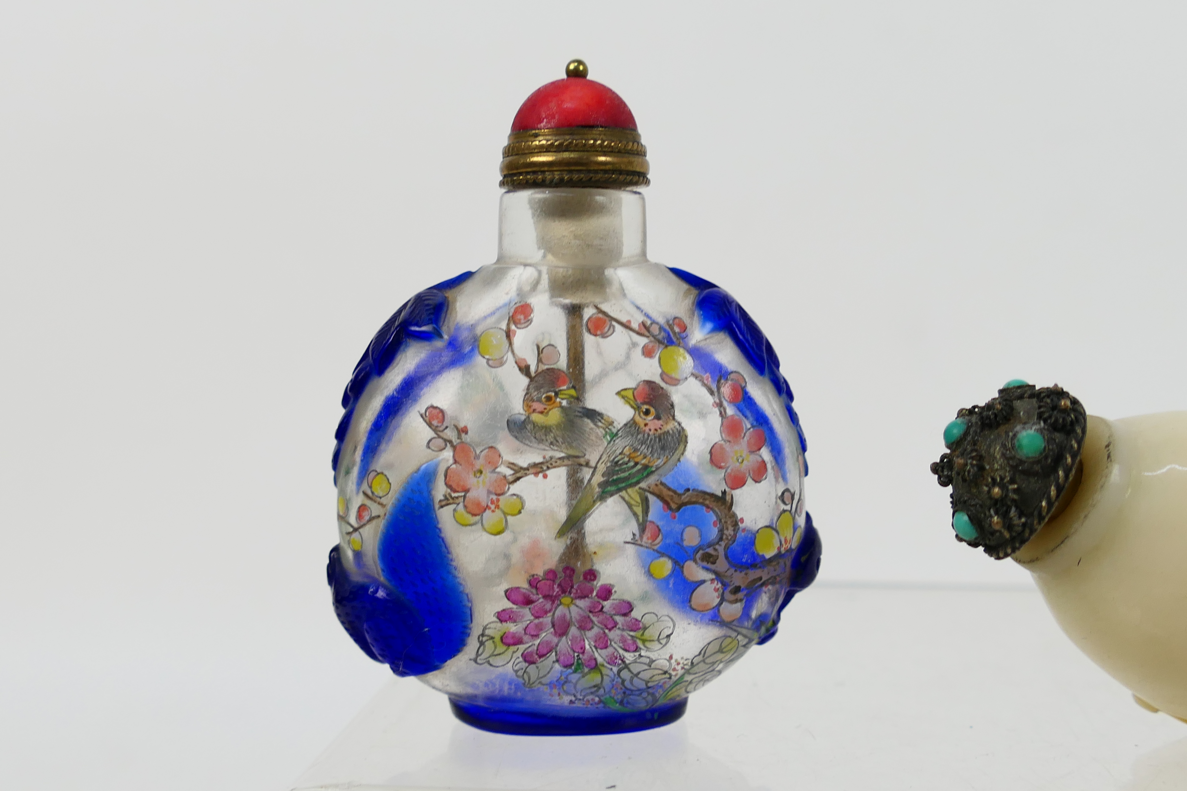 A collection of snuff bottles to include glass, ceramic, hardstone and other. - Image 9 of 14