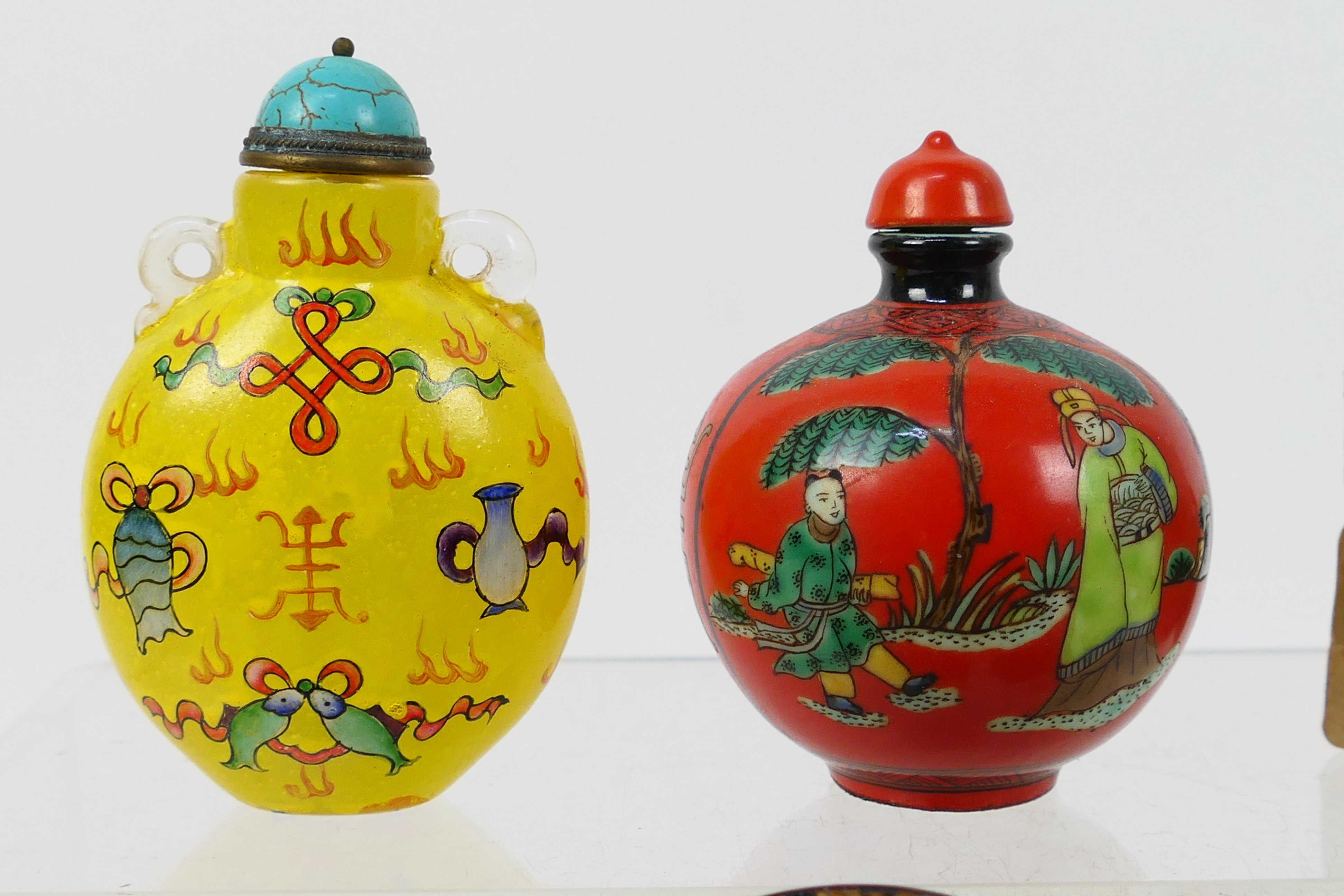 Lot to include snuff bottles, glass and ceramic examples, carved stone items and other. - Image 2 of 23