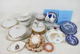 A mixed lot of ceramics to include Thomas, Gladstone, Wedgwood,