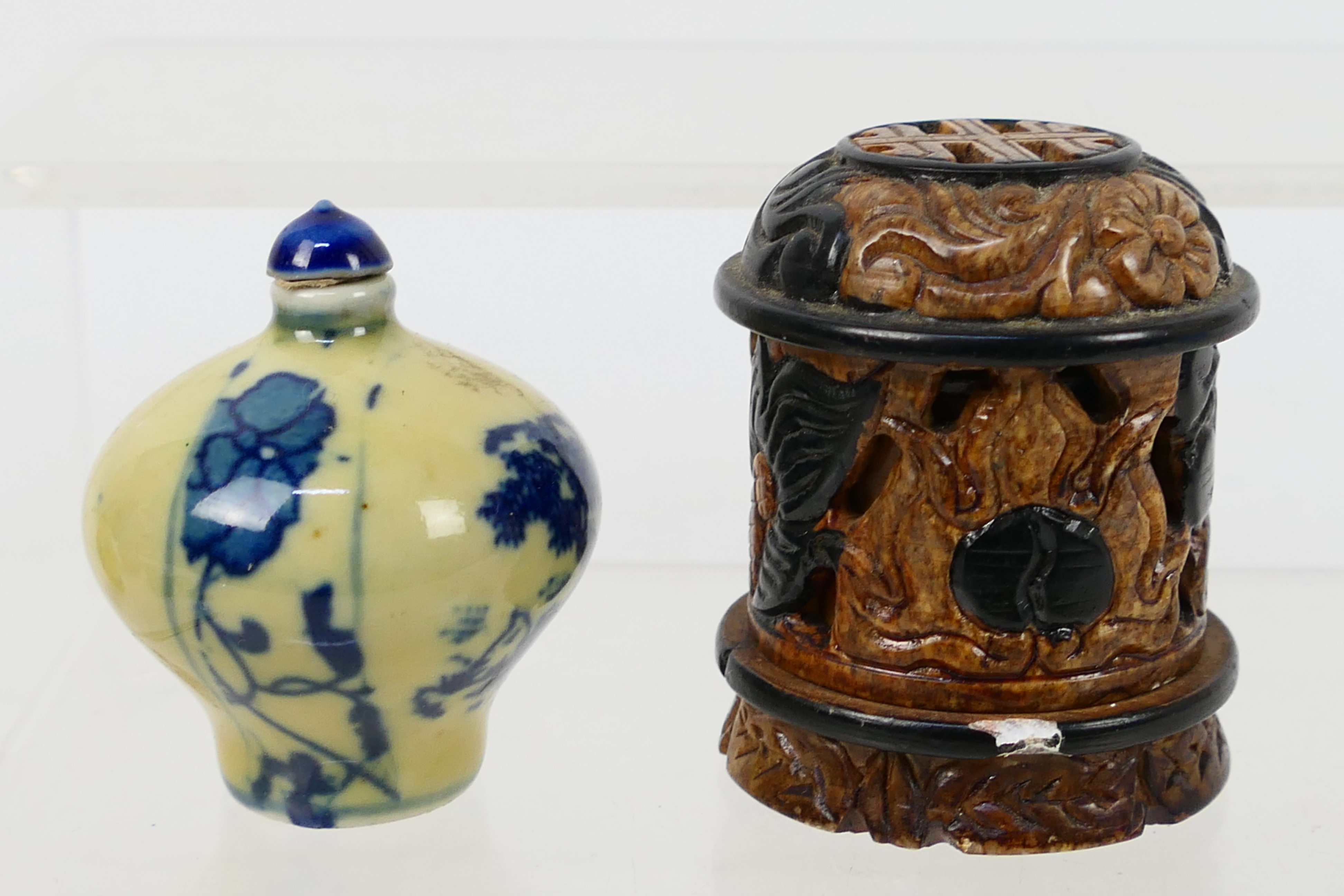 Lot to include snuff bottles, glass and ceramic examples, carved stone items and other. - Image 19 of 23