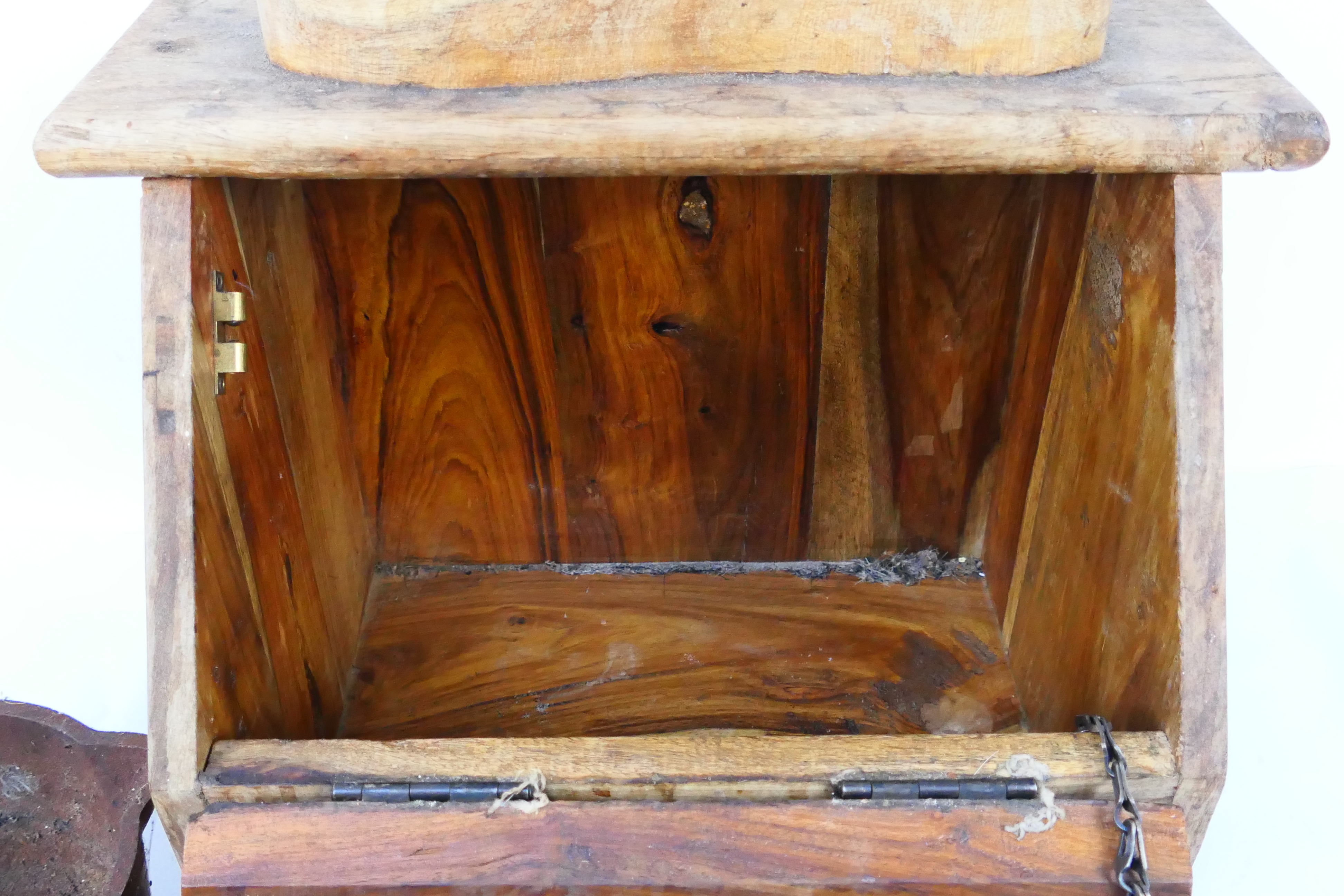 A vintage shoe shine box, 39 cm x 39 cm x 24 cm and a cast iron pot. - Image 5 of 7