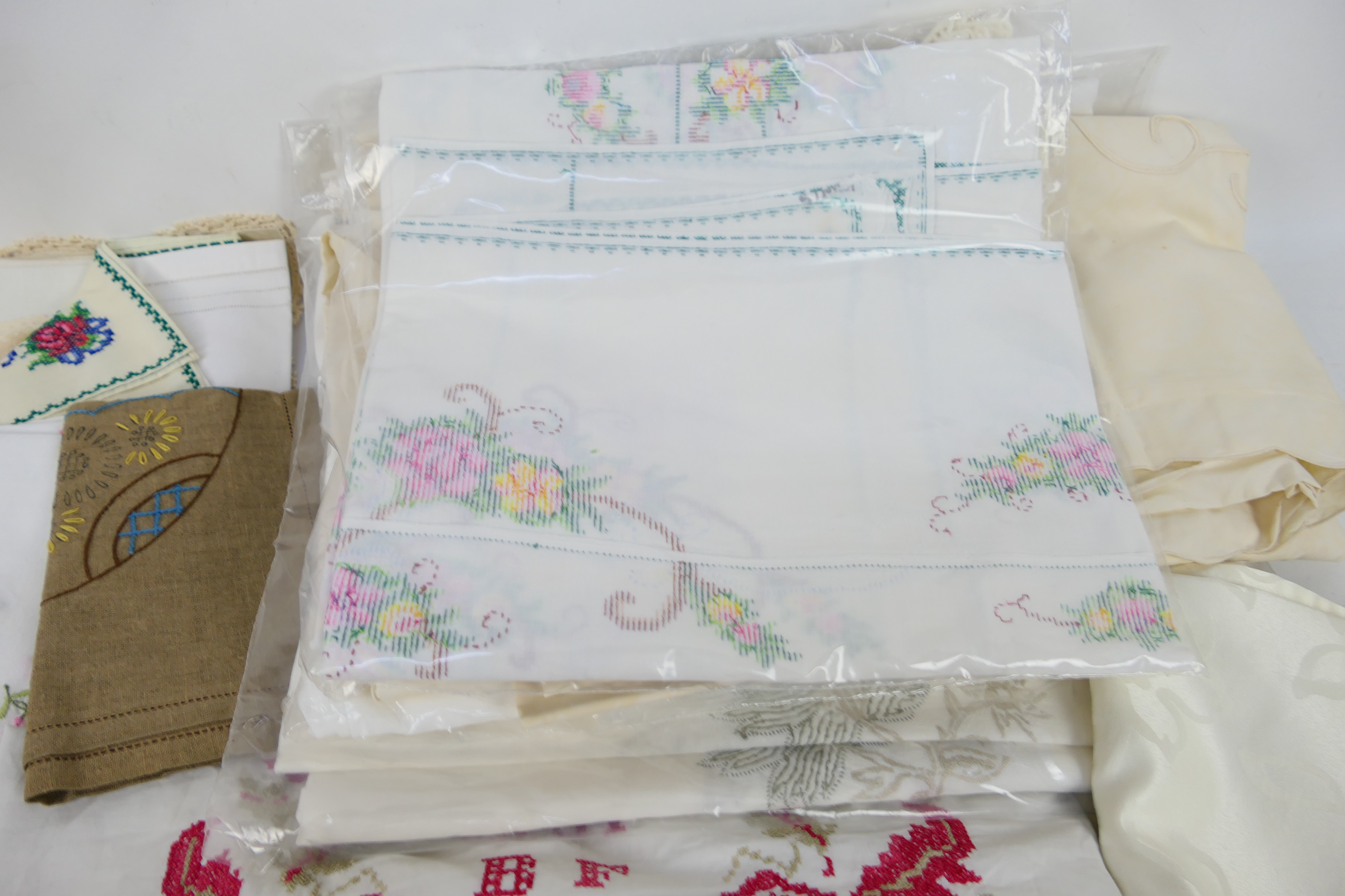 A collection of vintage linen. - Image 4 of 5