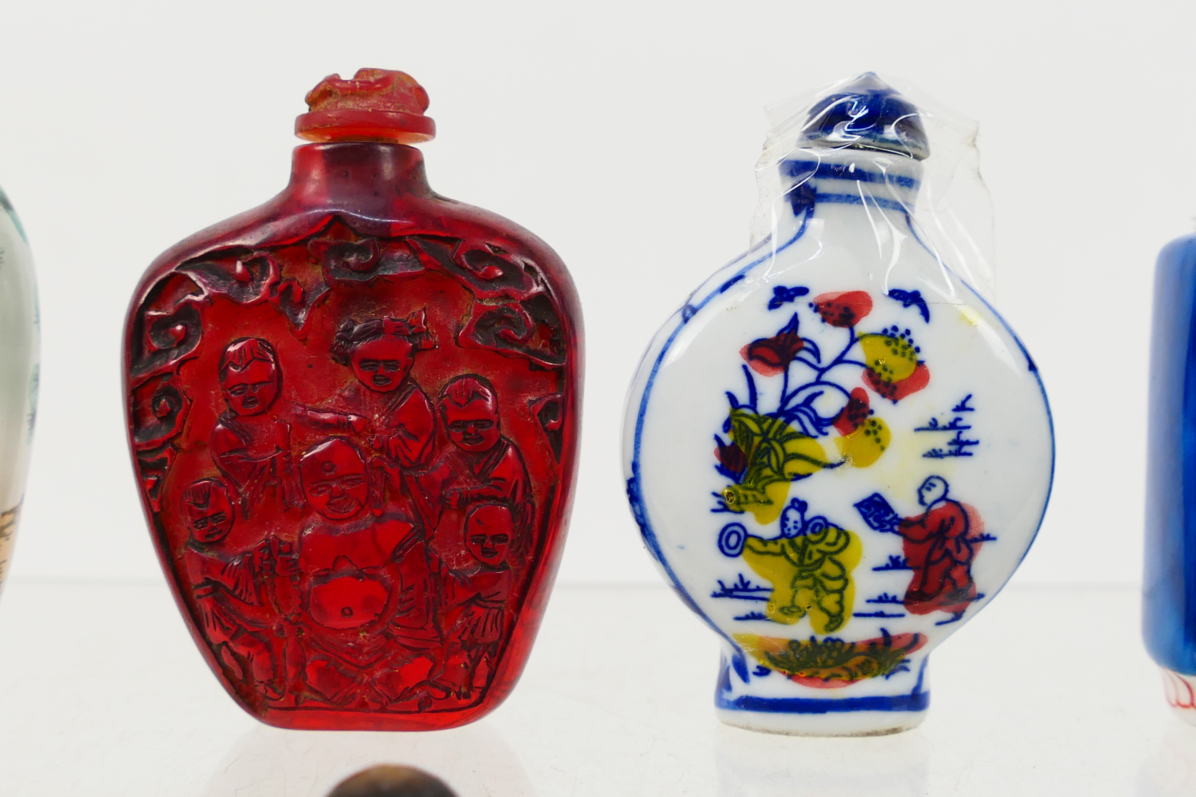 A quantity of snuff bottles to include glass, bone and horn and ceramic examples. - Image 4 of 15