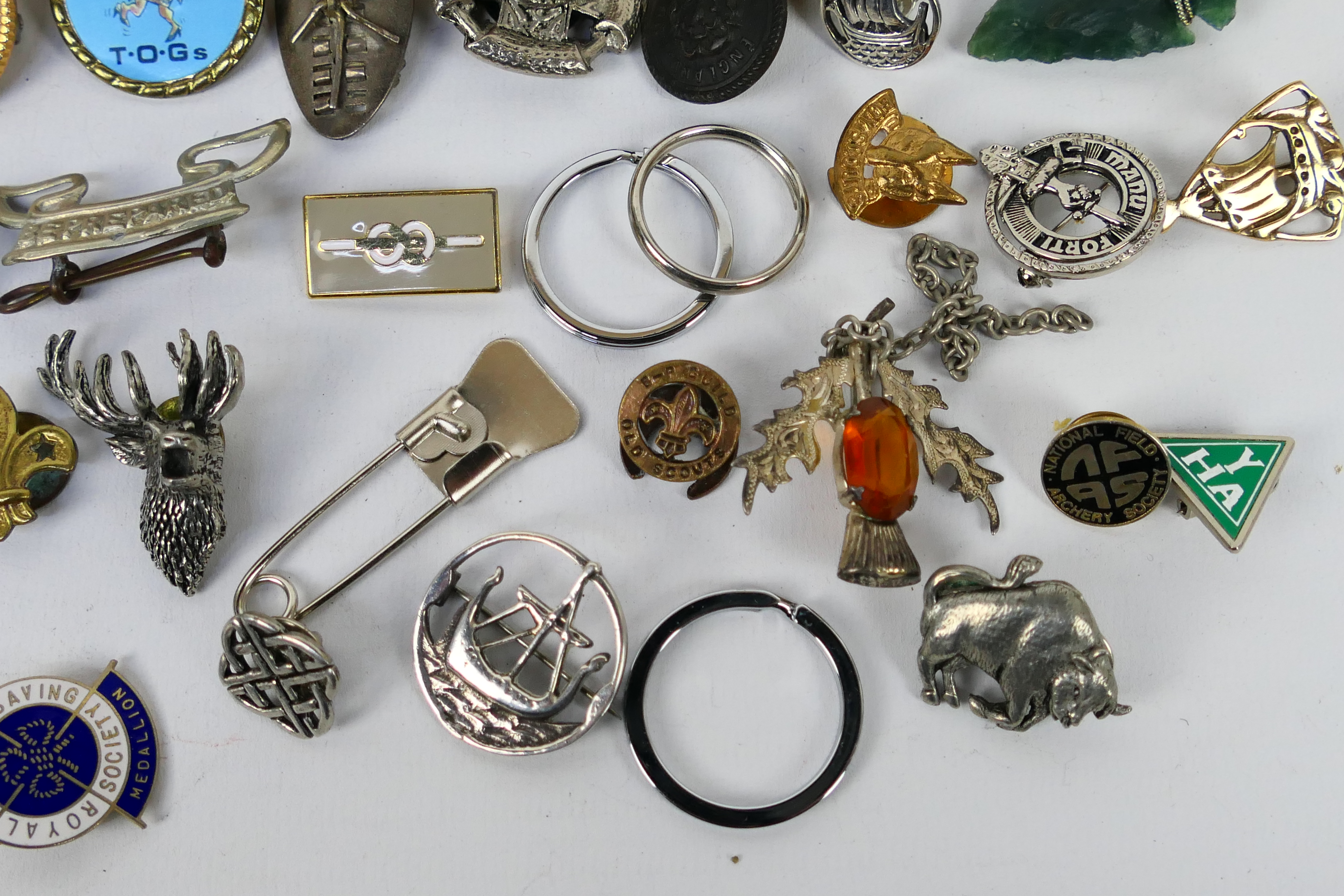 A quantity of pin badges, brooches and similar, some examples stamped Silver. - Image 4 of 8