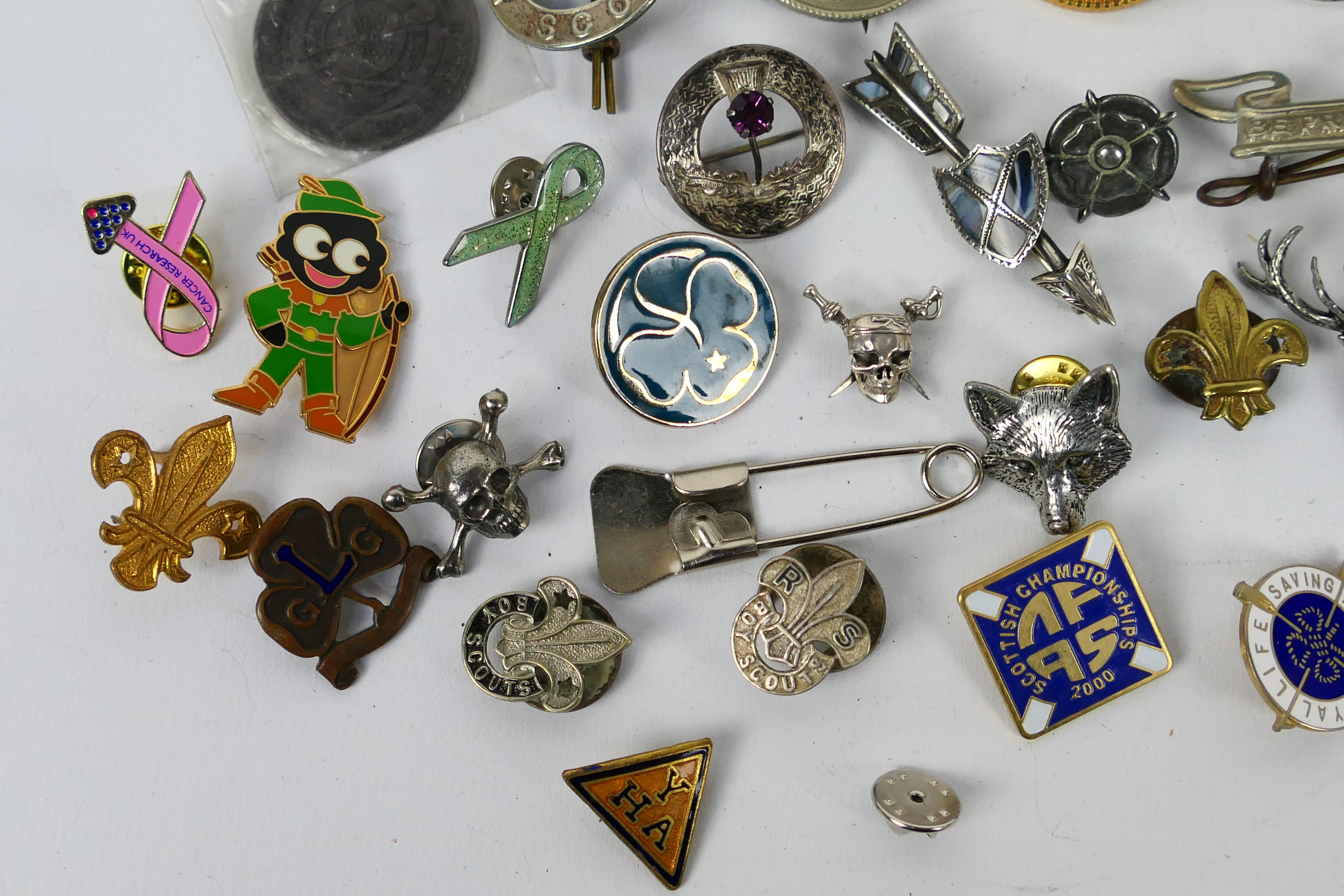 A quantity of pin badges, brooches and similar, some examples stamped Silver. - Image 3 of 8