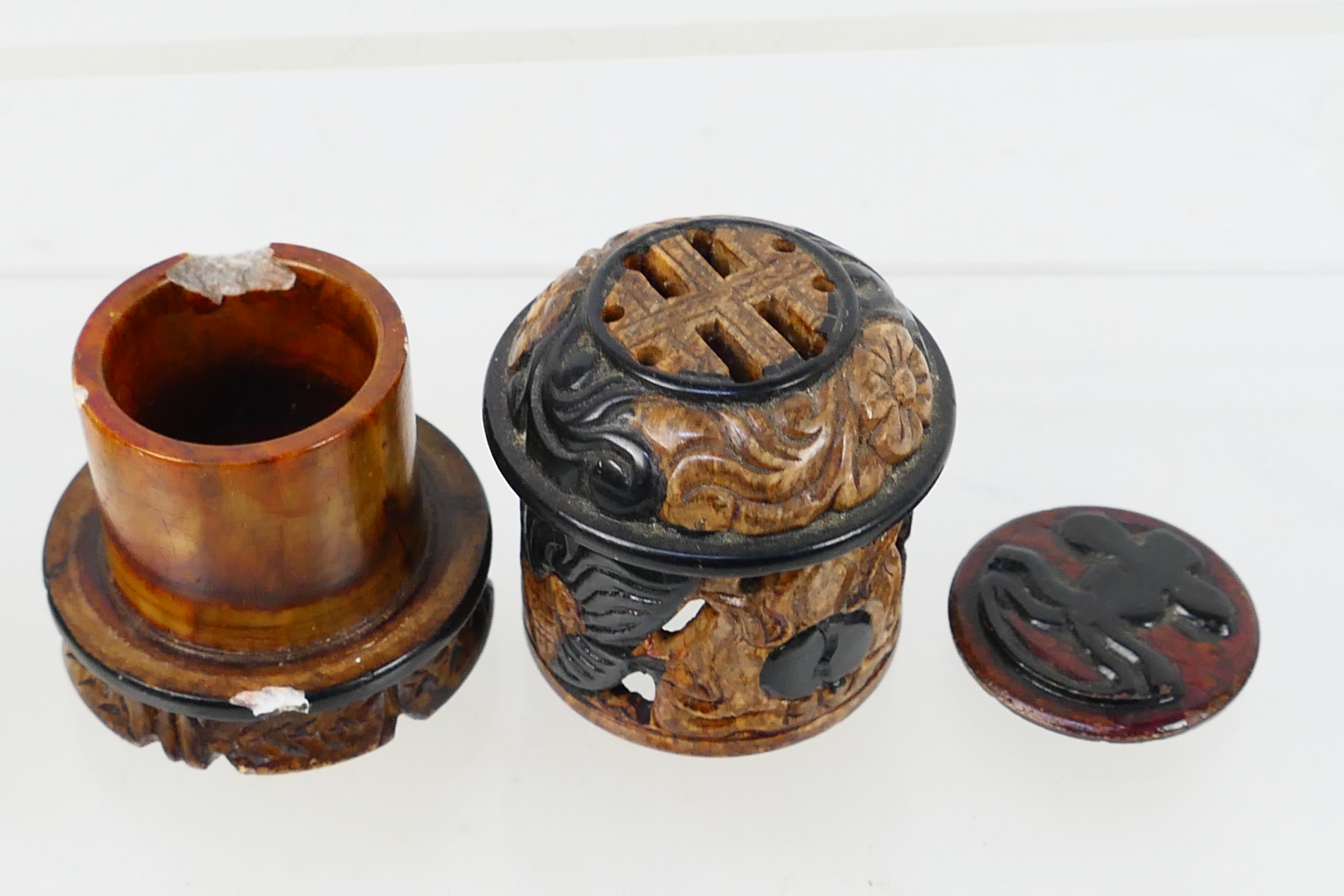 Lot to include snuff bottles, glass and ceramic examples, carved stone items and other. - Image 20 of 23