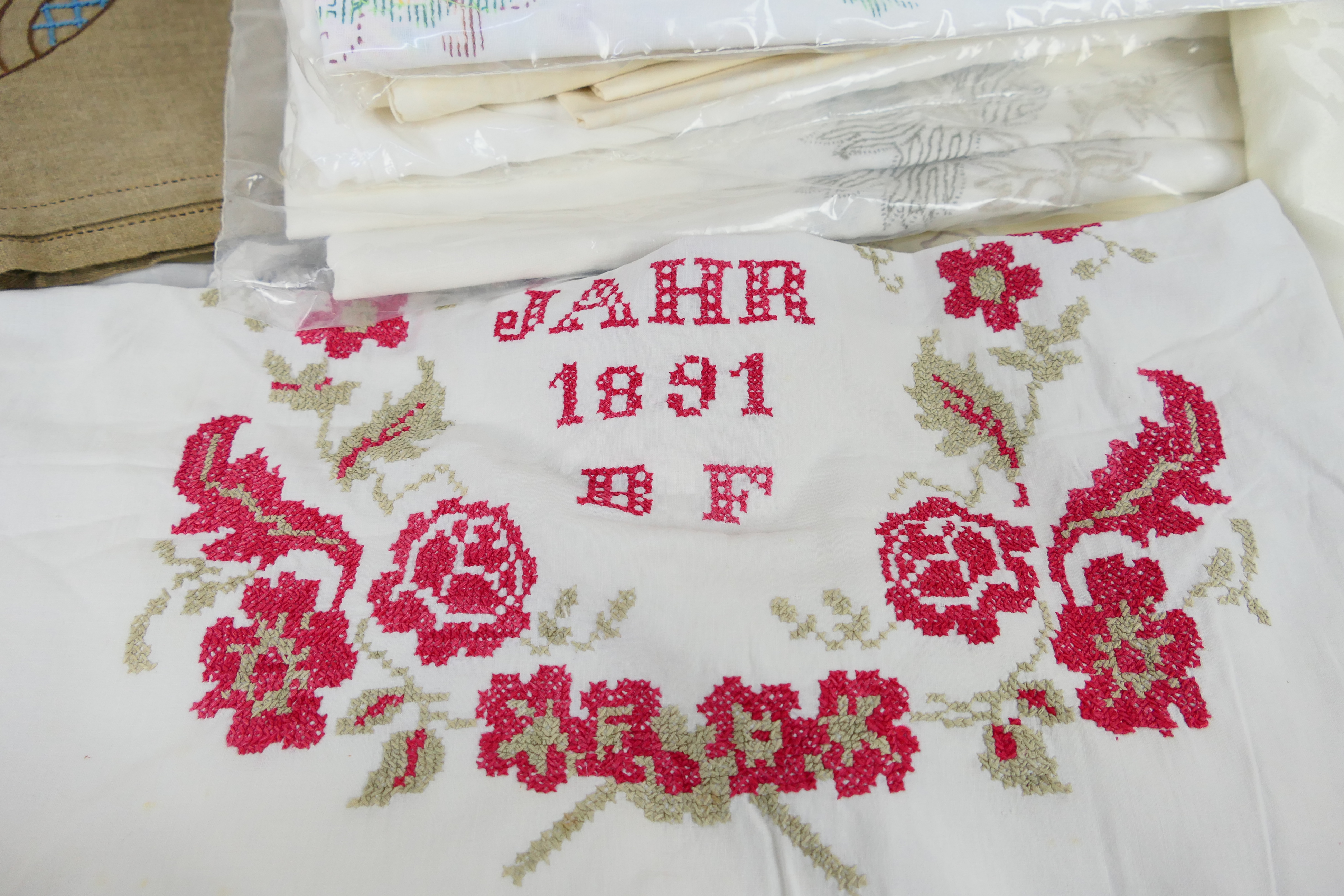 A collection of vintage linen. - Image 5 of 5