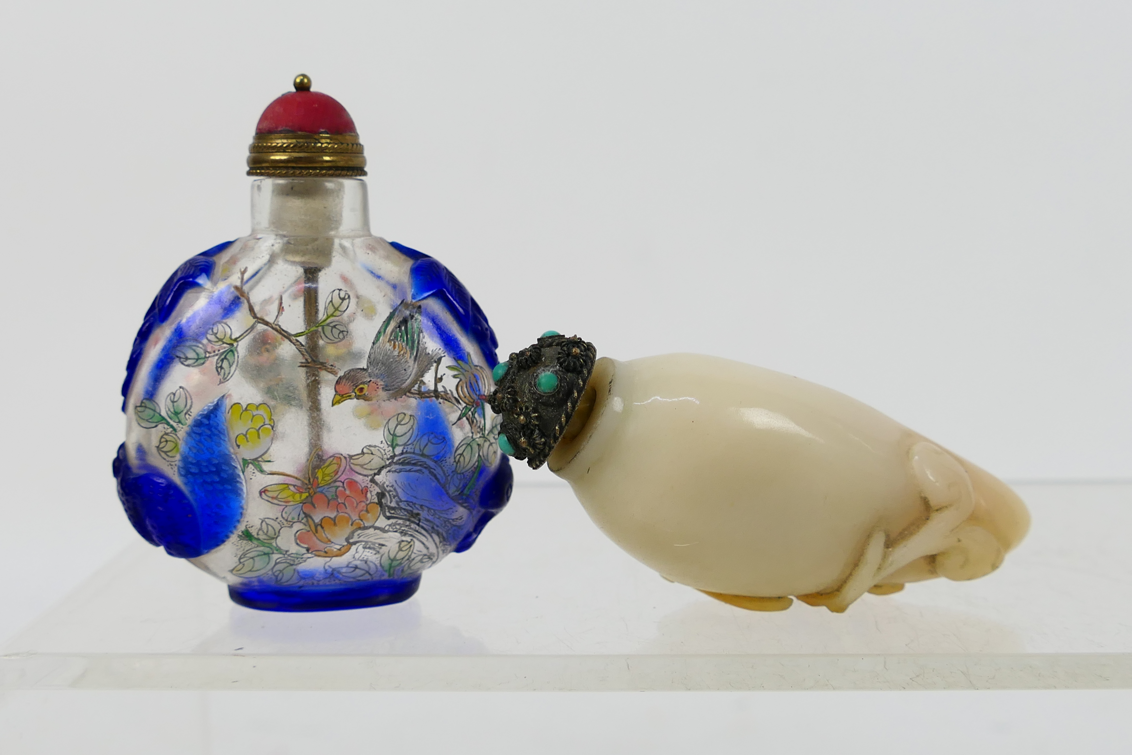 A collection of snuff bottles to include glass, ceramic, hardstone and other. - Image 8 of 14