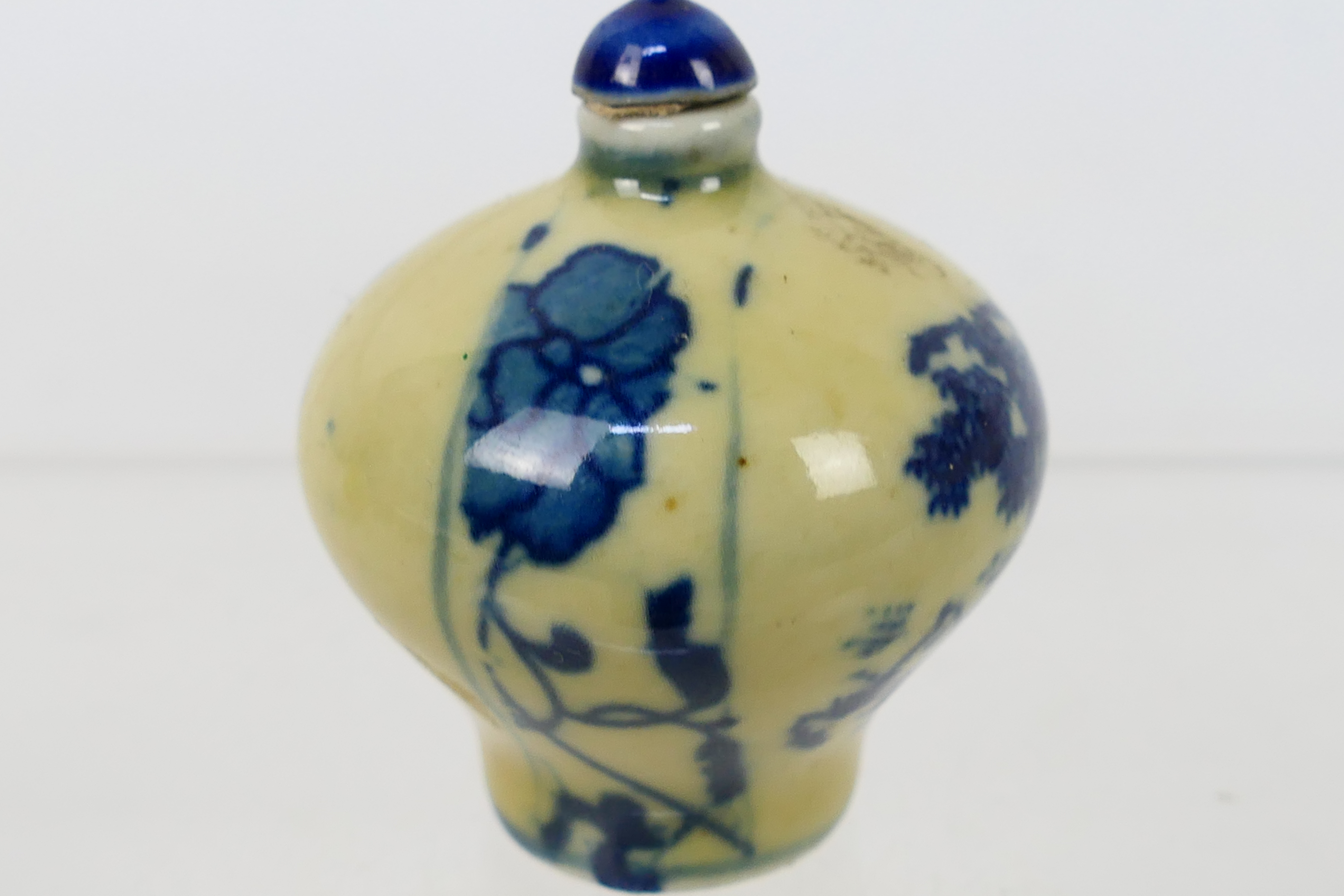 Lot to include snuff bottles, glass and ceramic examples, carved stone items and other. - Image 22 of 23