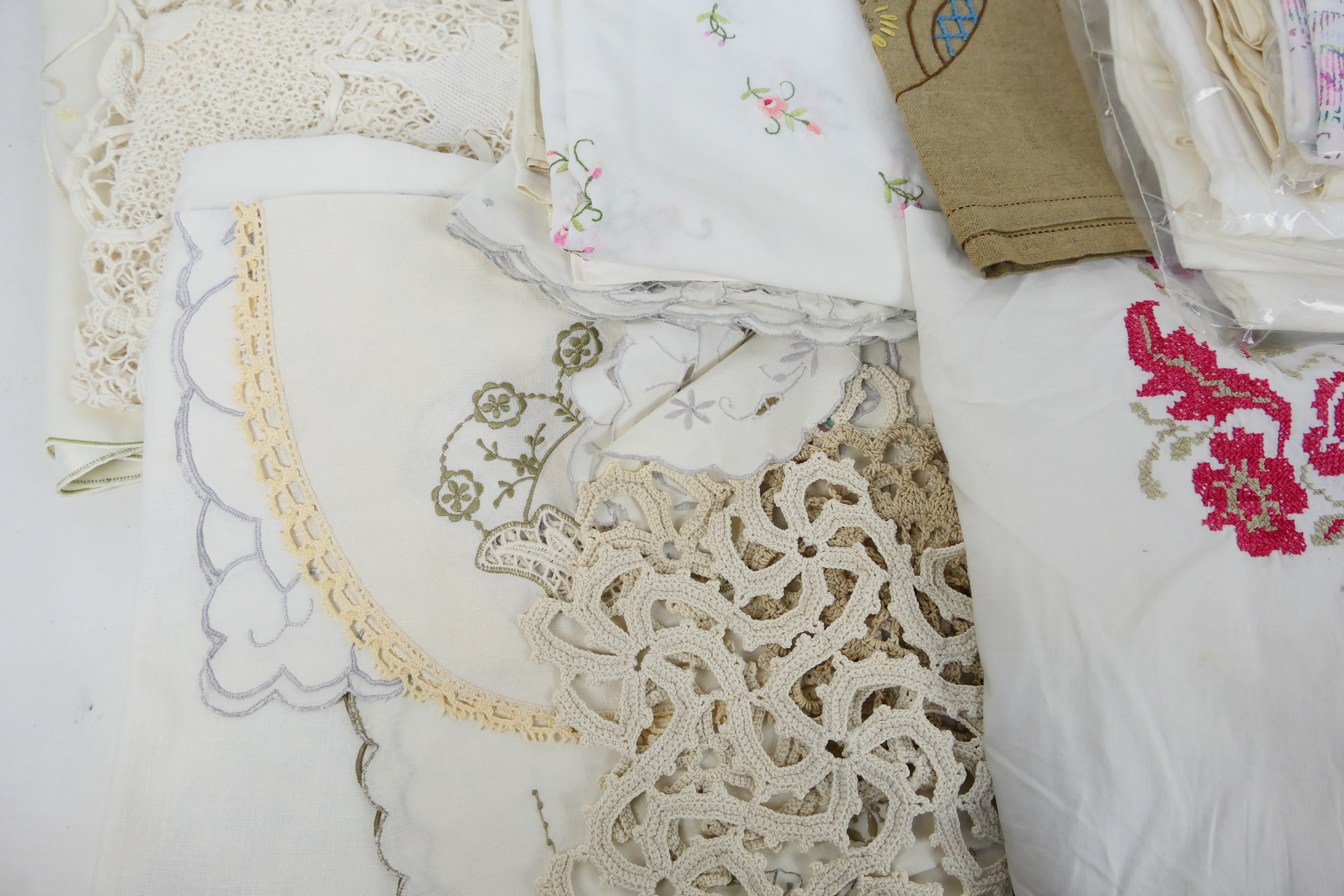 A collection of vintage linen. - Image 3 of 5