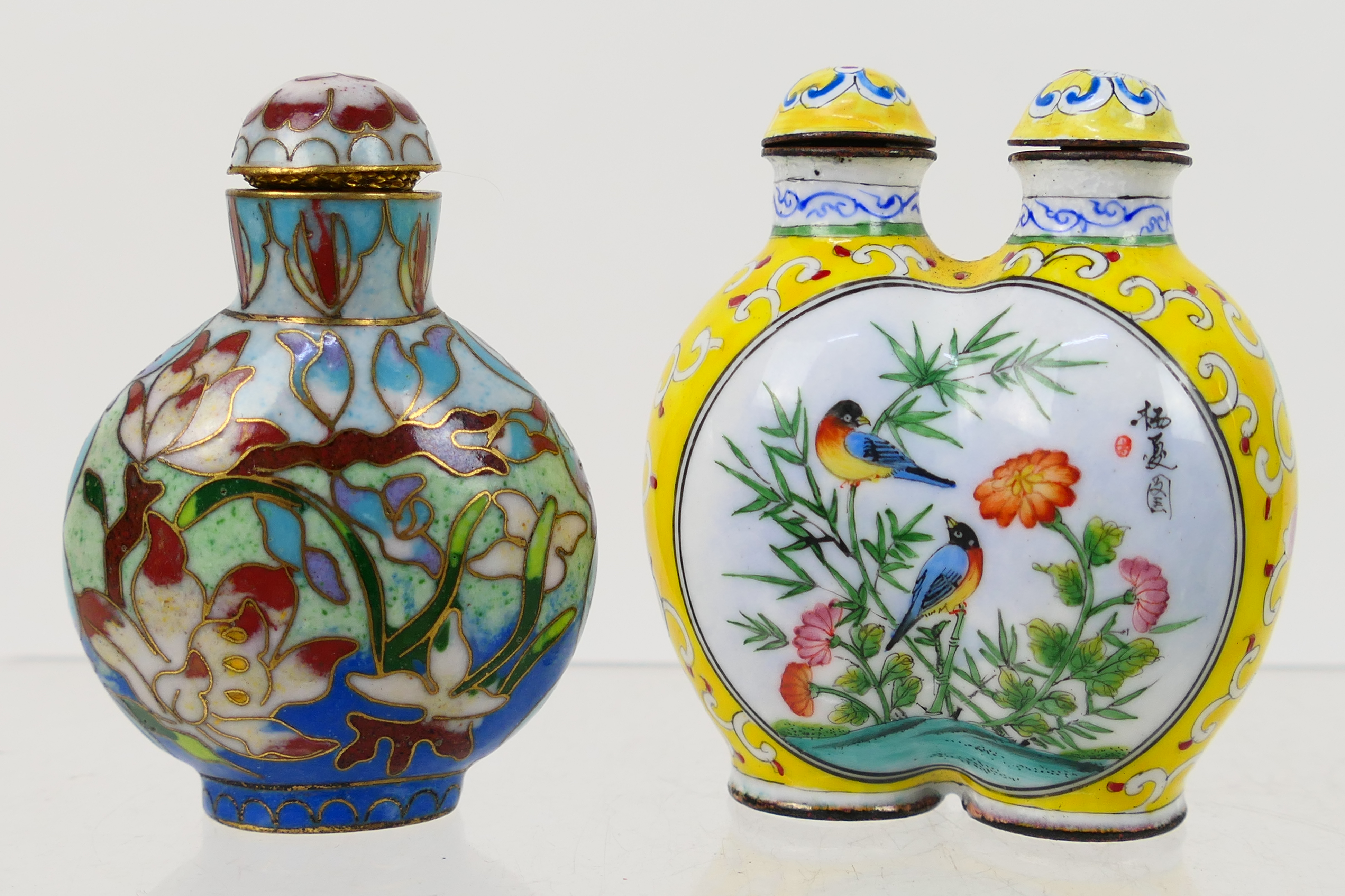 A collection of snuff bottles to include glass, ceramic, hardstone and other. - Image 3 of 14