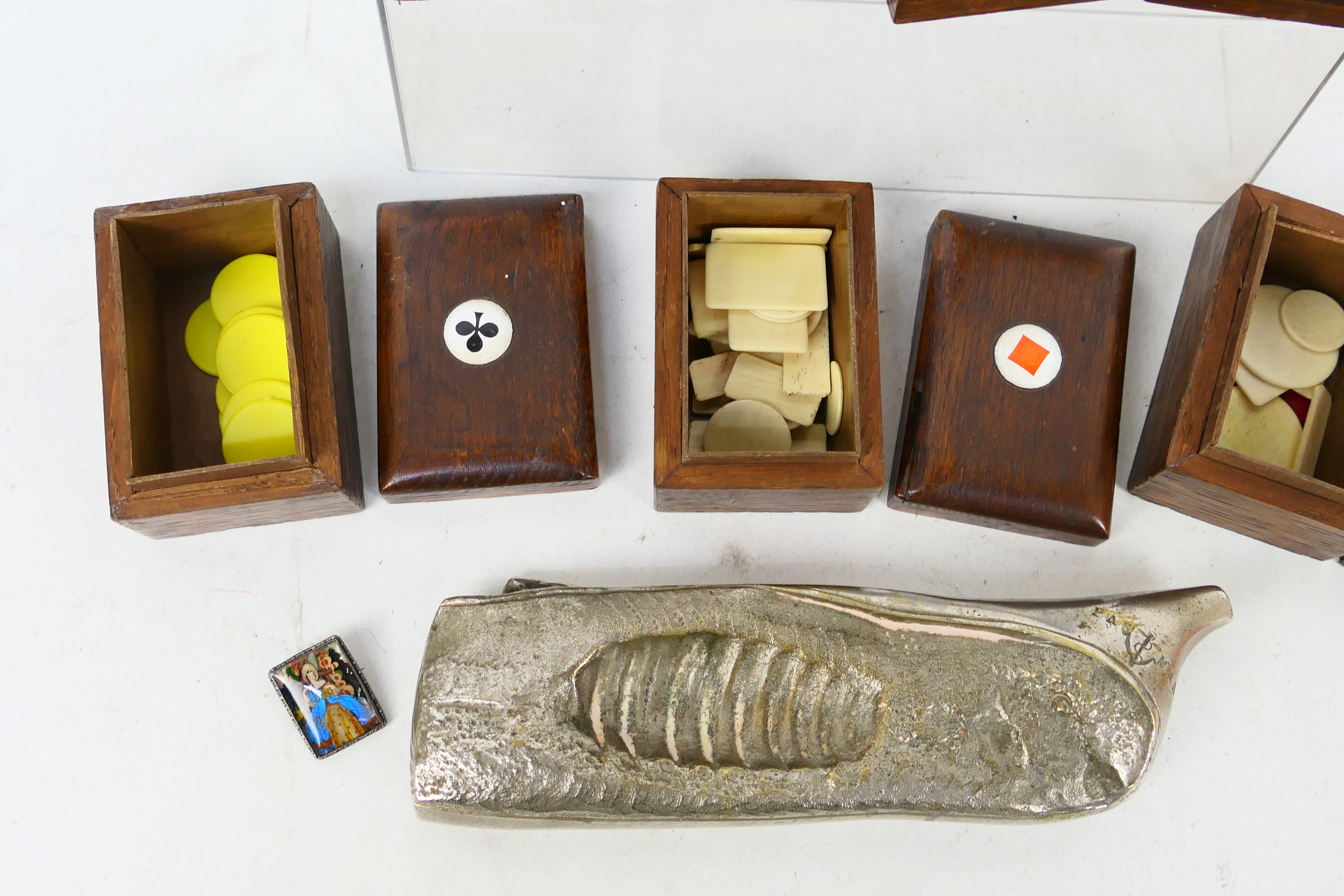 A wooden card box, gaming token boxes with a small quantity of bone and plastic tokens, - Image 4 of 9