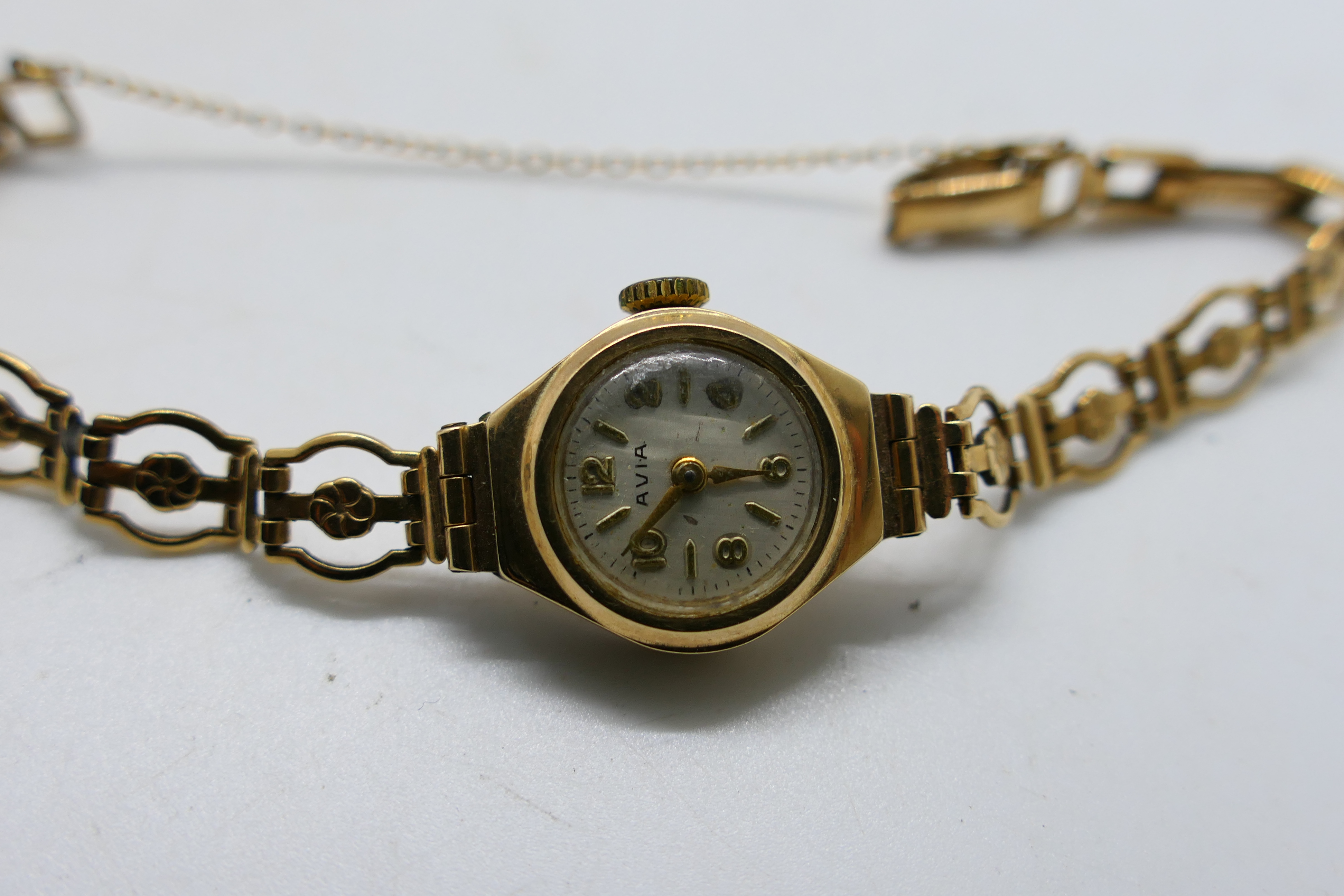 A lady's 9ct gold cased Avia wrist watch on 9ct gold bracelet, 8.6 grams excluding movement. - Image 3 of 6