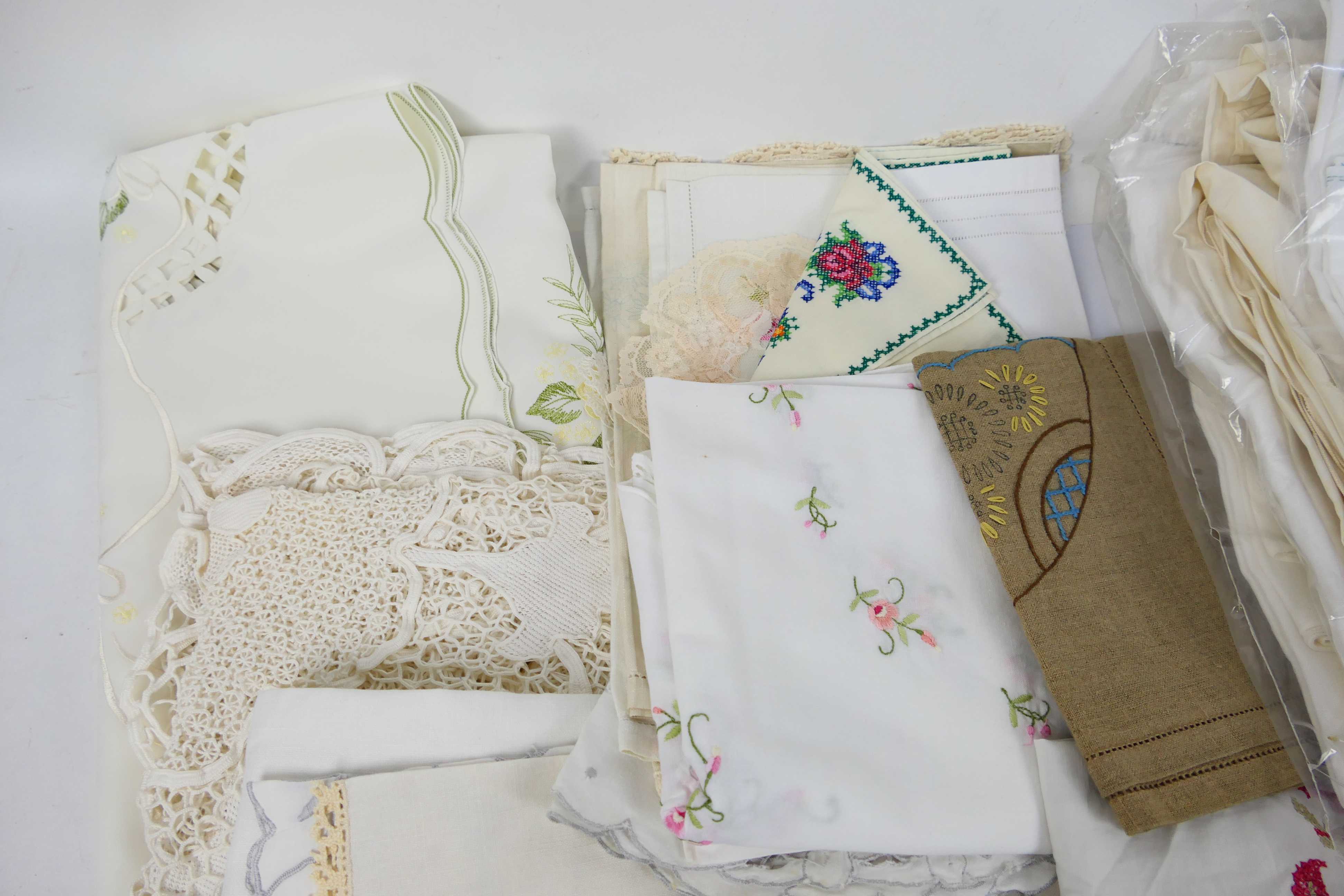 A collection of vintage linen. - Image 2 of 5