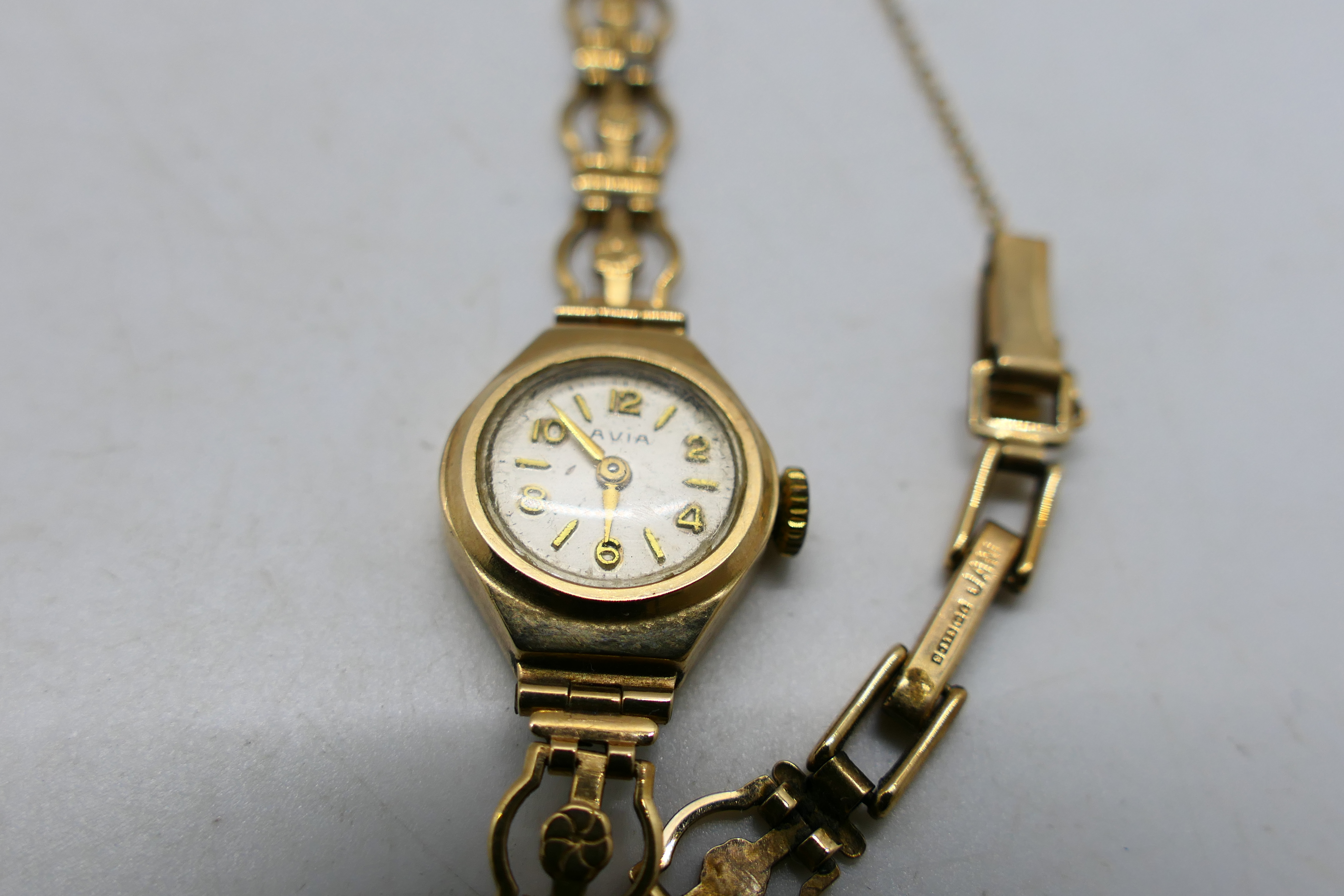 A lady's 9ct gold cased Avia wrist watch on 9ct gold bracelet, 8.6 grams excluding movement. - Image 2 of 6