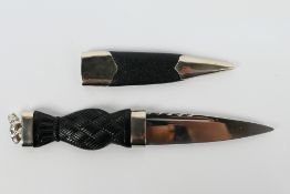 A Sgian Dubh with 9 cm (l) blade. [W] Note: This lot is not for sale to people under the age of 18.