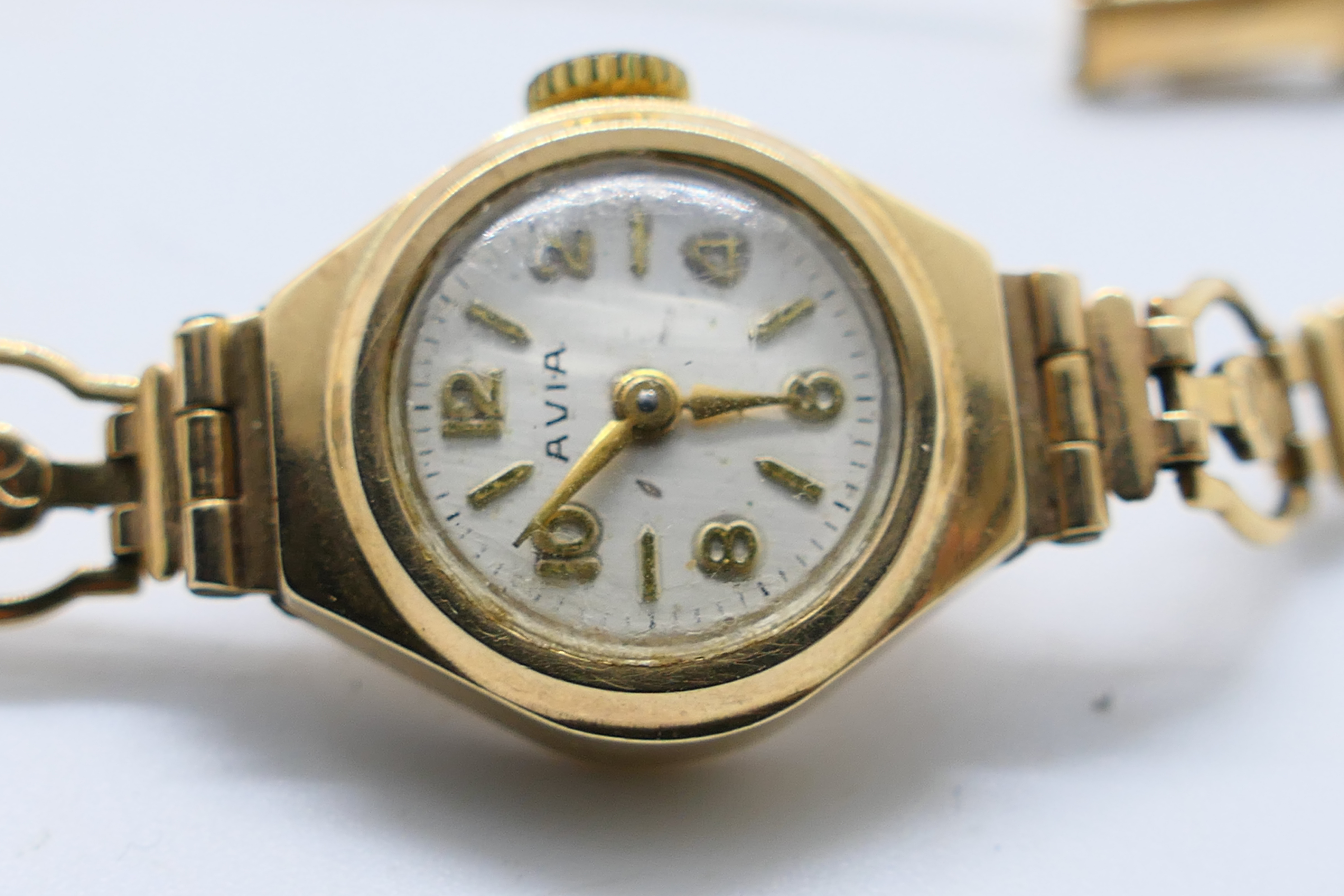 A lady's 9ct gold cased Avia wrist watch on 9ct gold bracelet, 8.6 grams excluding movement. - Image 4 of 6