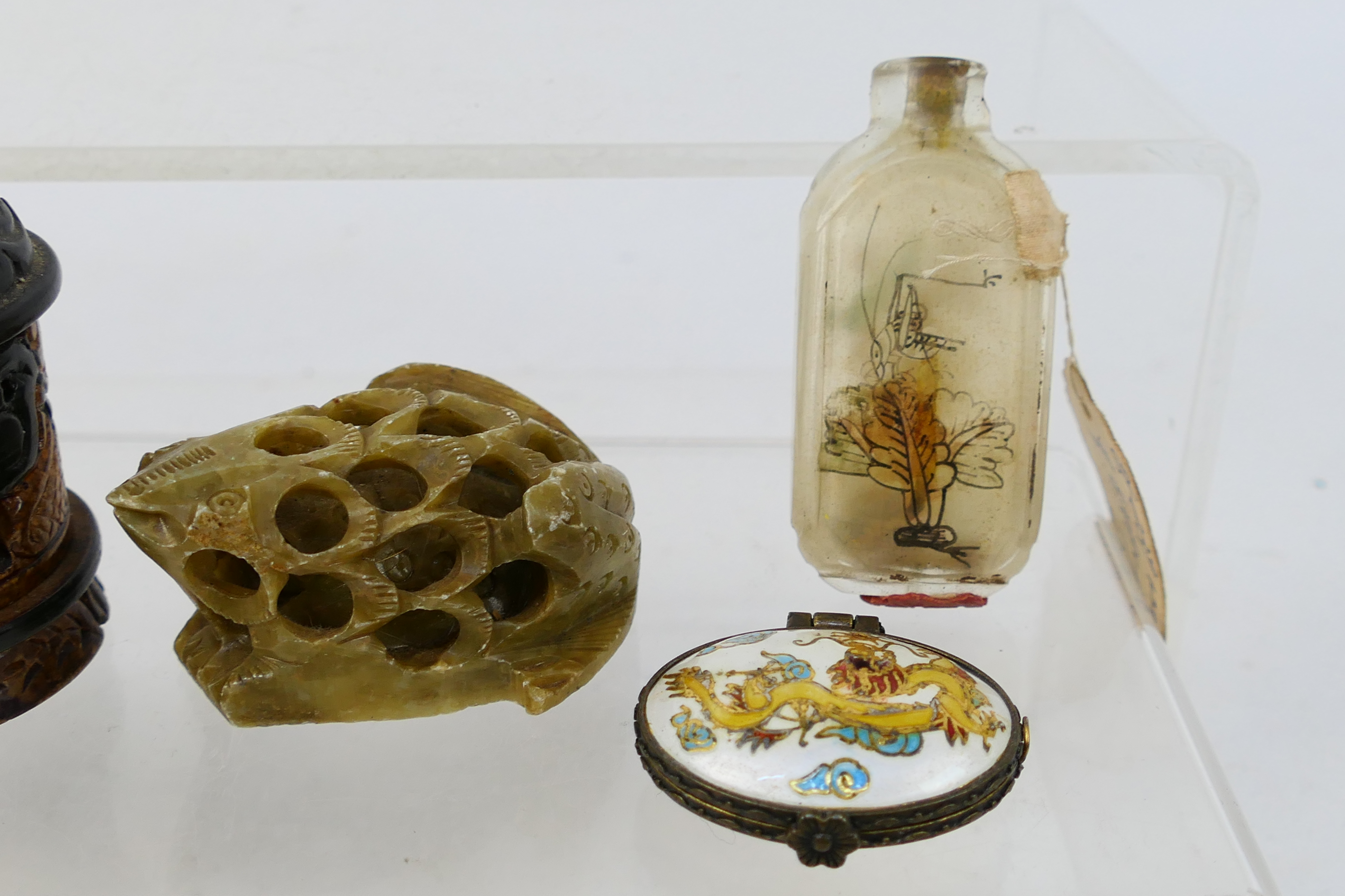 Lot to include snuff bottles, glass and ceramic examples, carved stone items and other. - Image 13 of 23