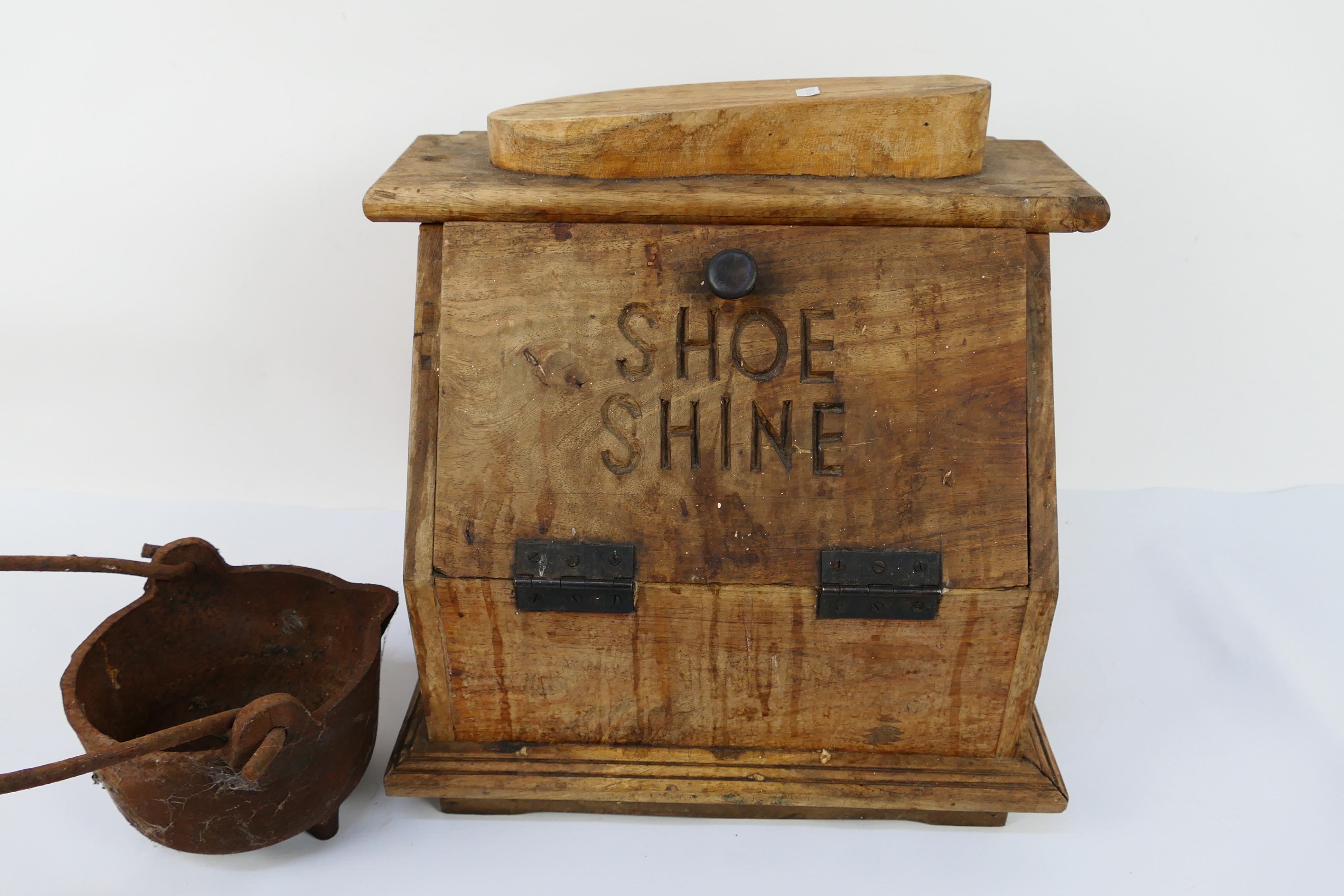 A vintage shoe shine box, 39 cm x 39 cm x 24 cm and a cast iron pot. - Image 2 of 7