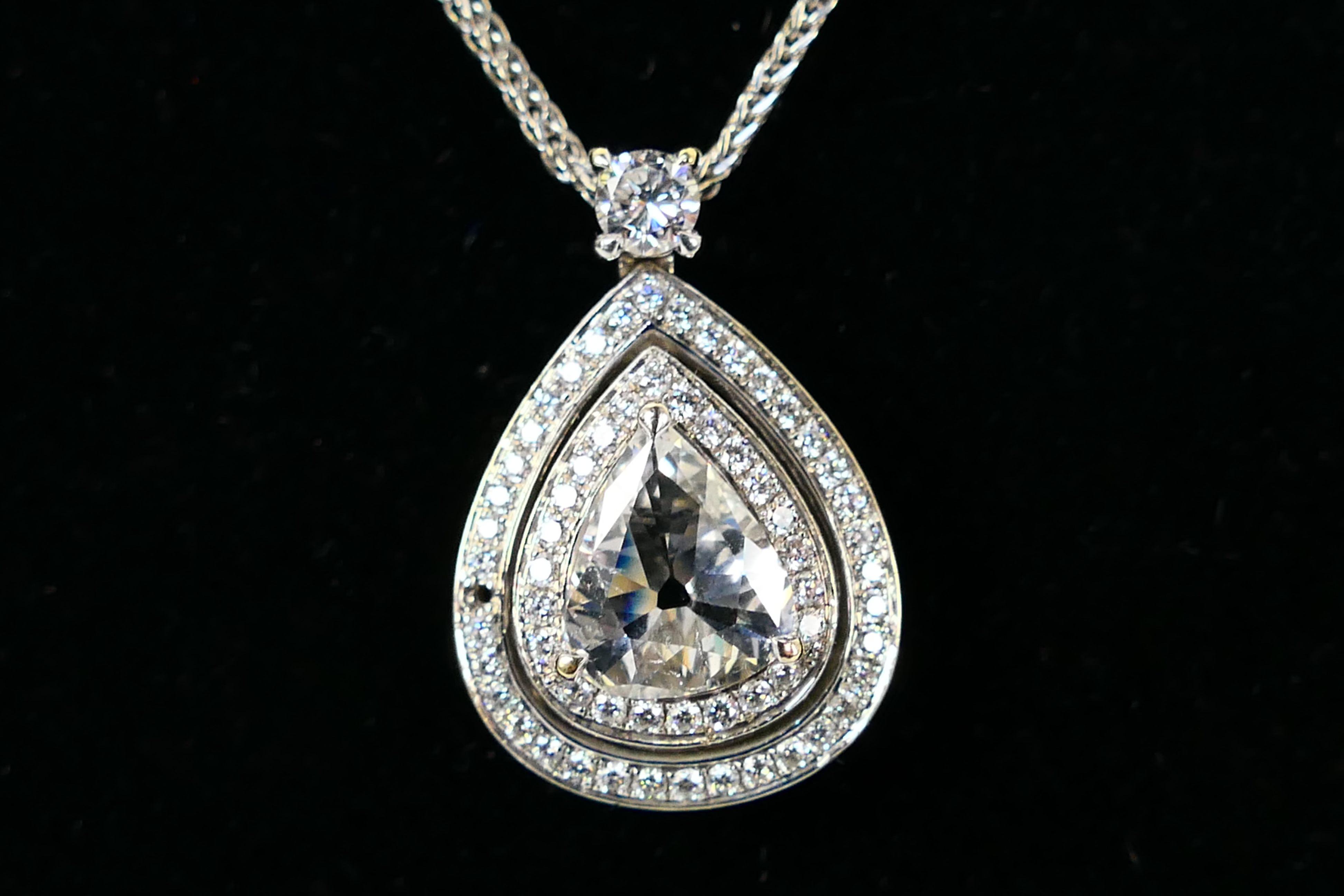 An 18ct white gold Diamond pendant conta - Image 4 of 11