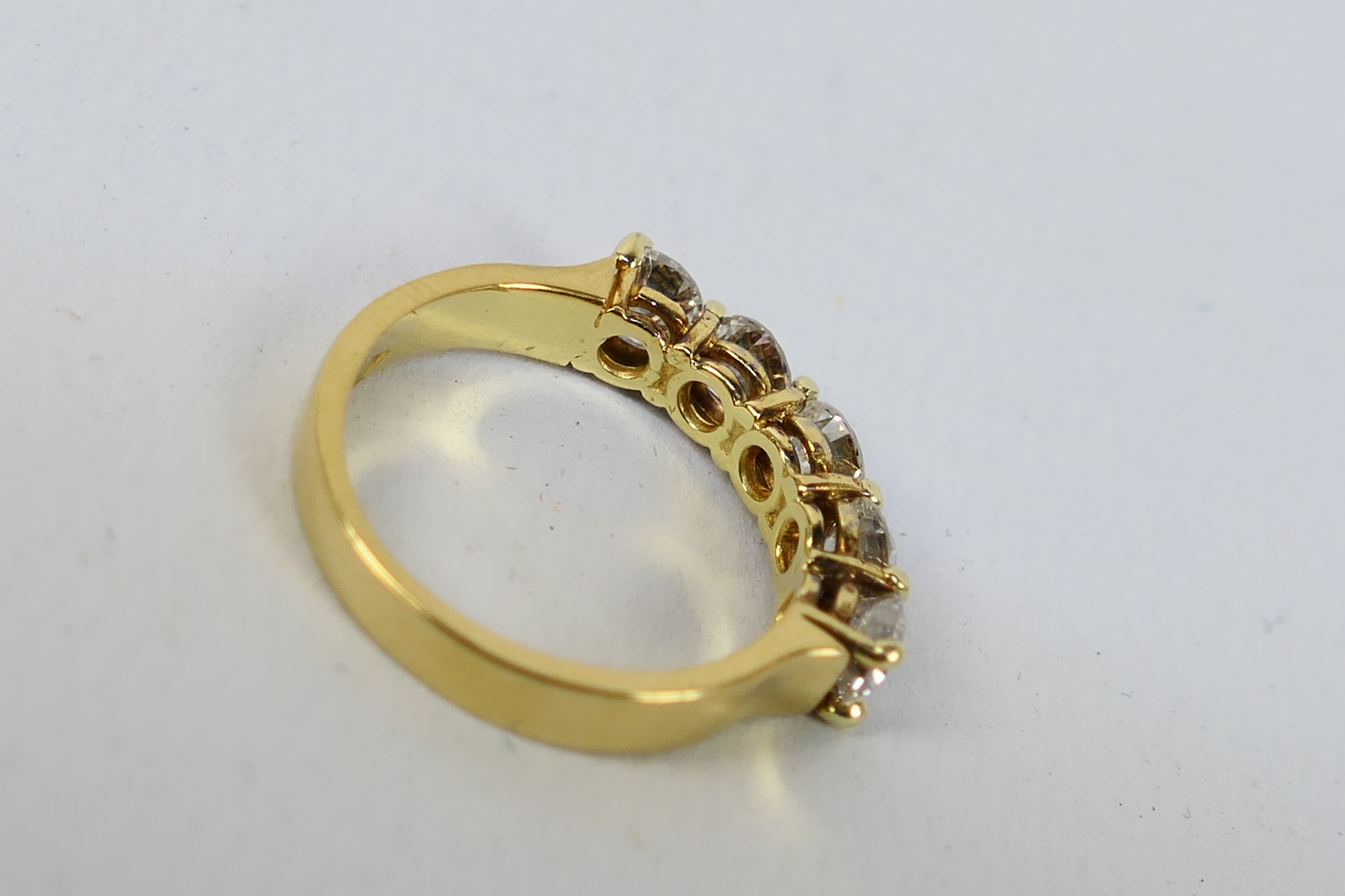 An 18ct yellow gold five stone Diamond r - Image 4 of 9