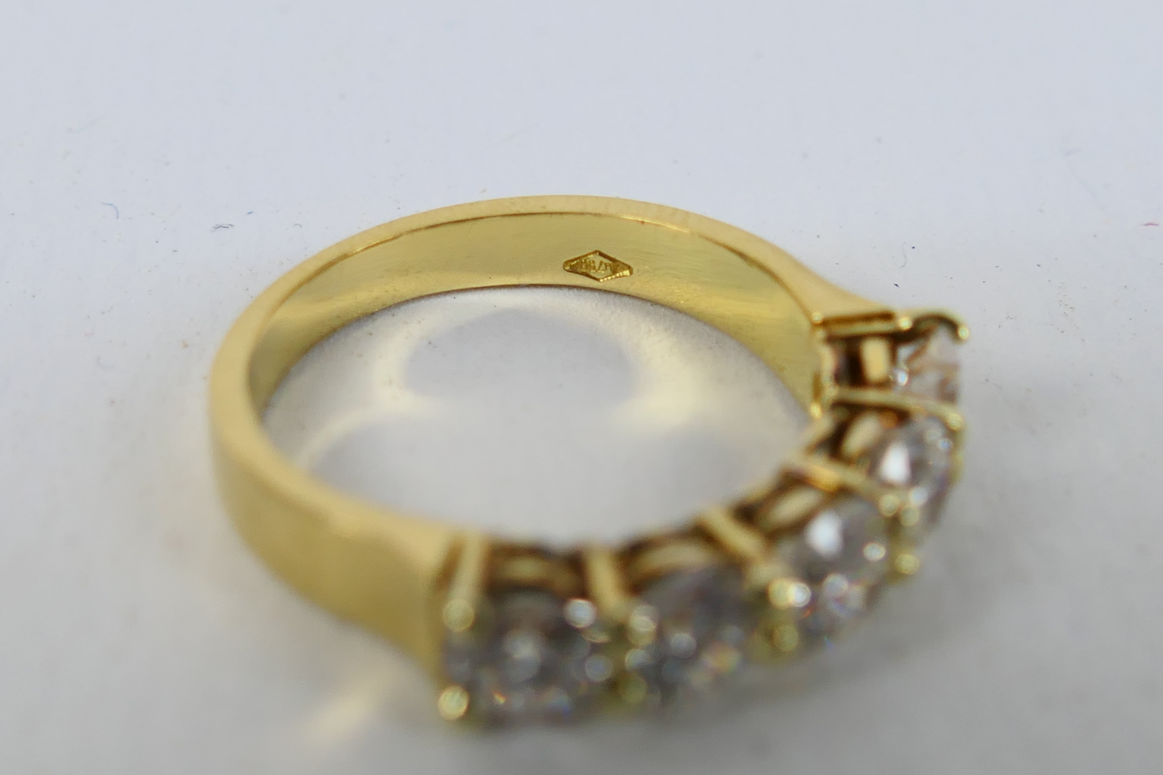 An 18ct yellow gold five stone Diamond r - Image 8 of 9