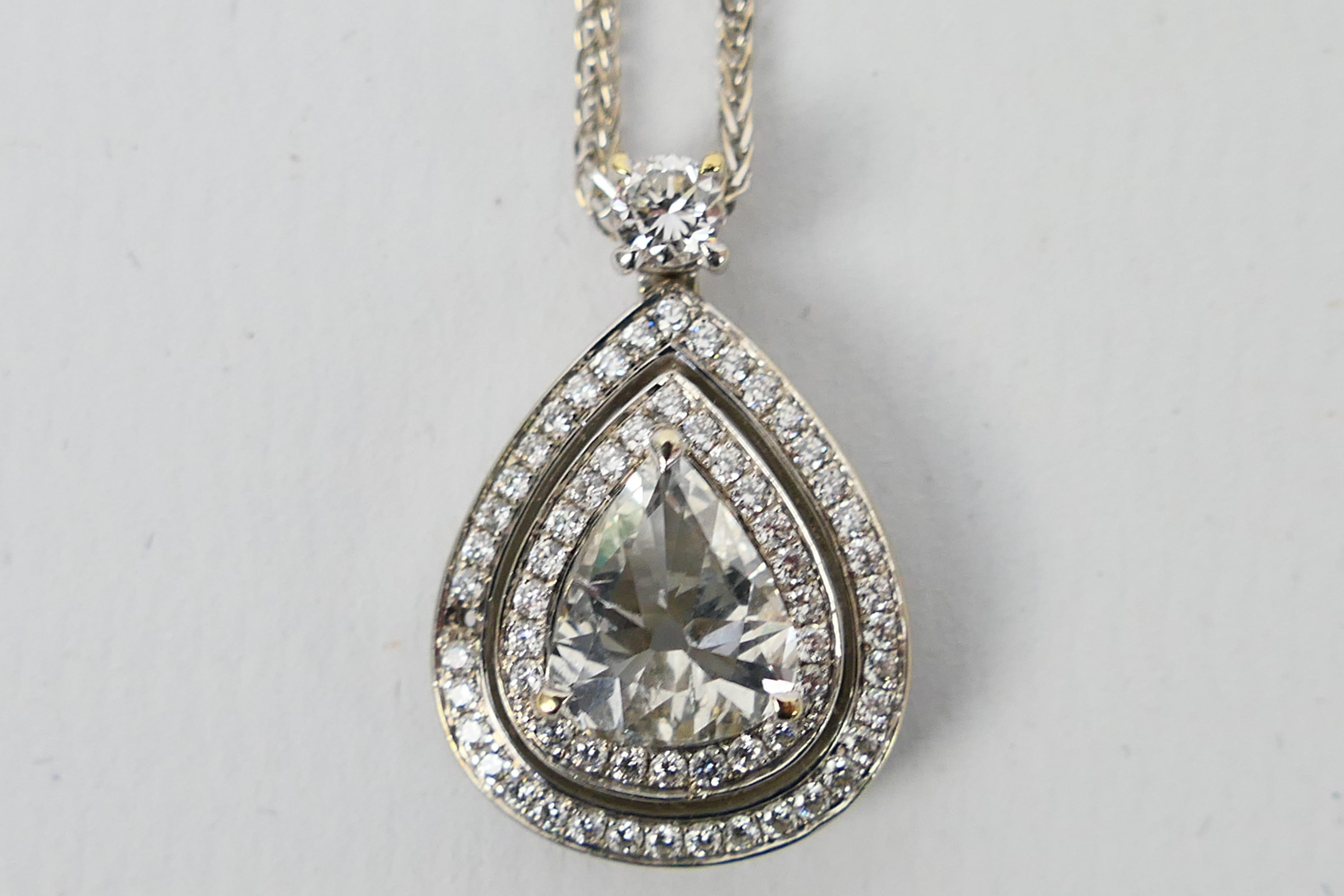 An 18ct white gold Diamond pendant conta - Image 10 of 11