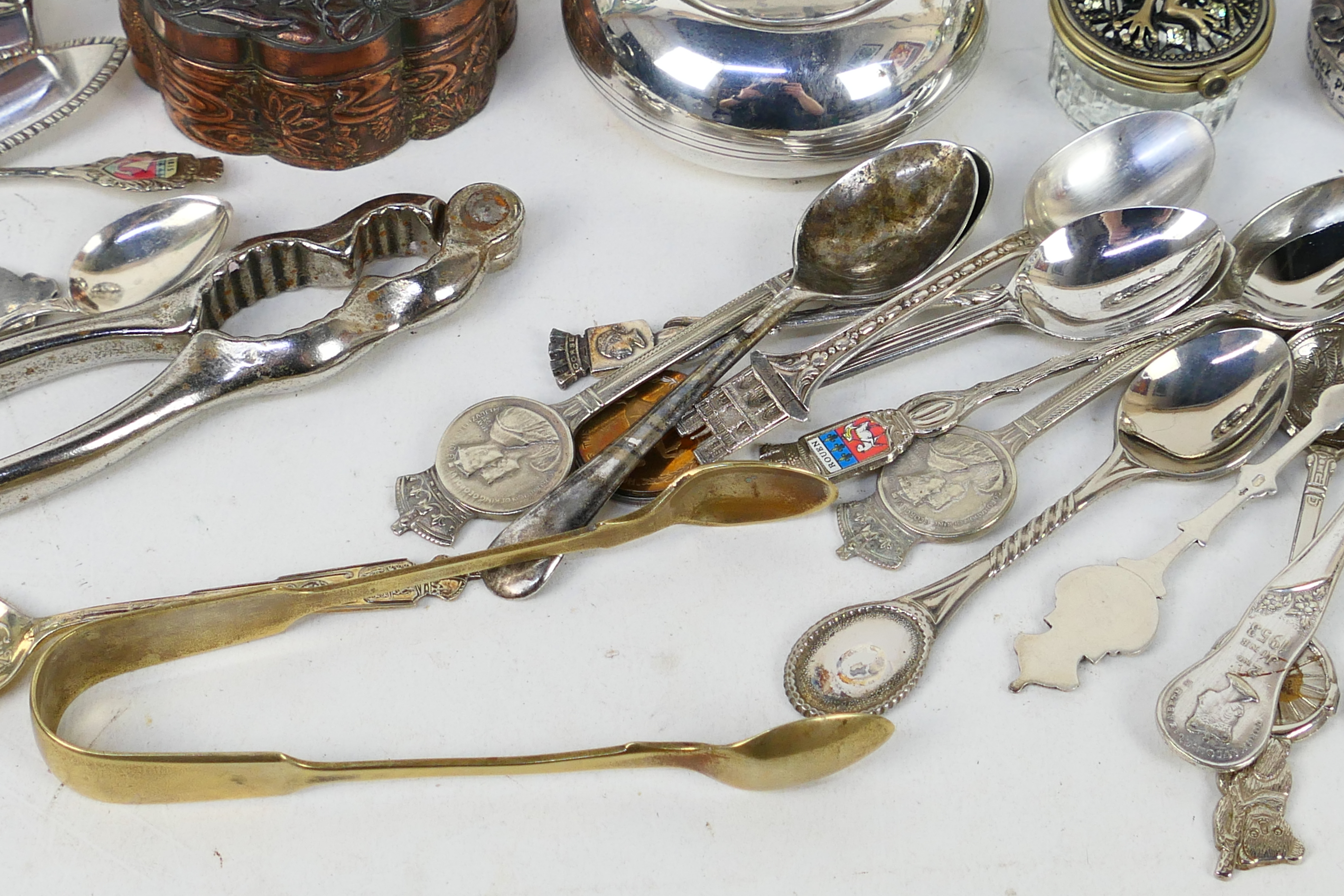 A collection of metal and plated ware to - Image 8 of 9