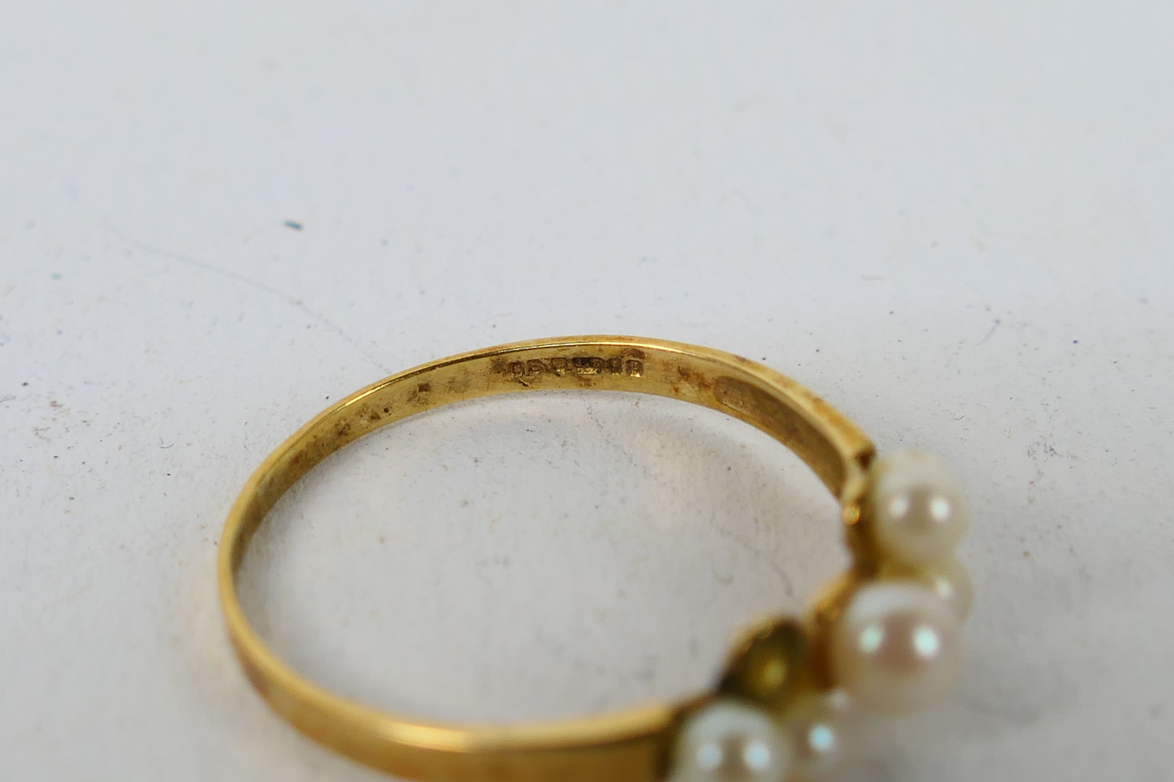 A hallmarked 9ct yellow gold pearl clust - Image 3 of 3