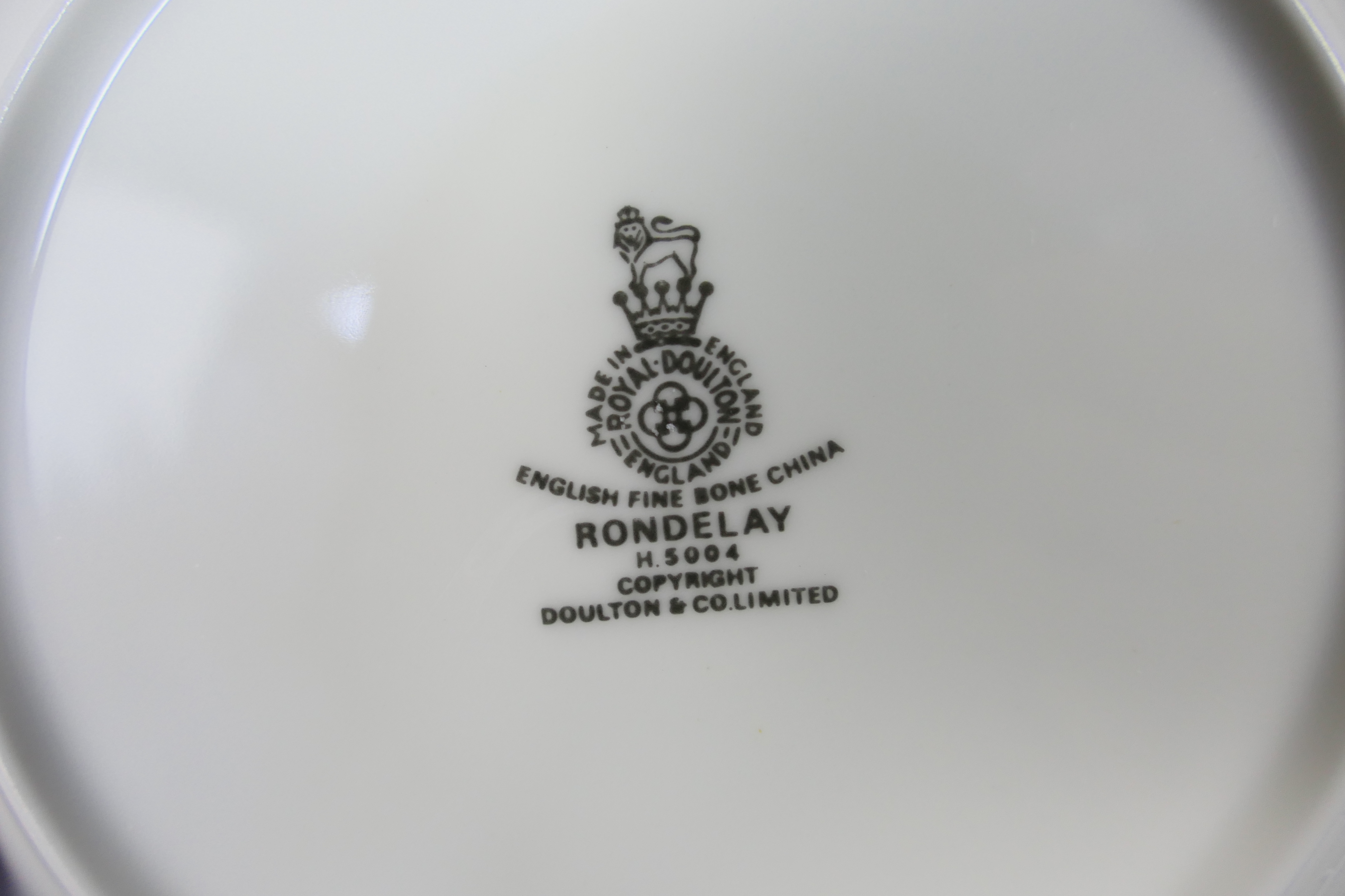 A quantity of Royal Doulton dinner an te - Image 4 of 4