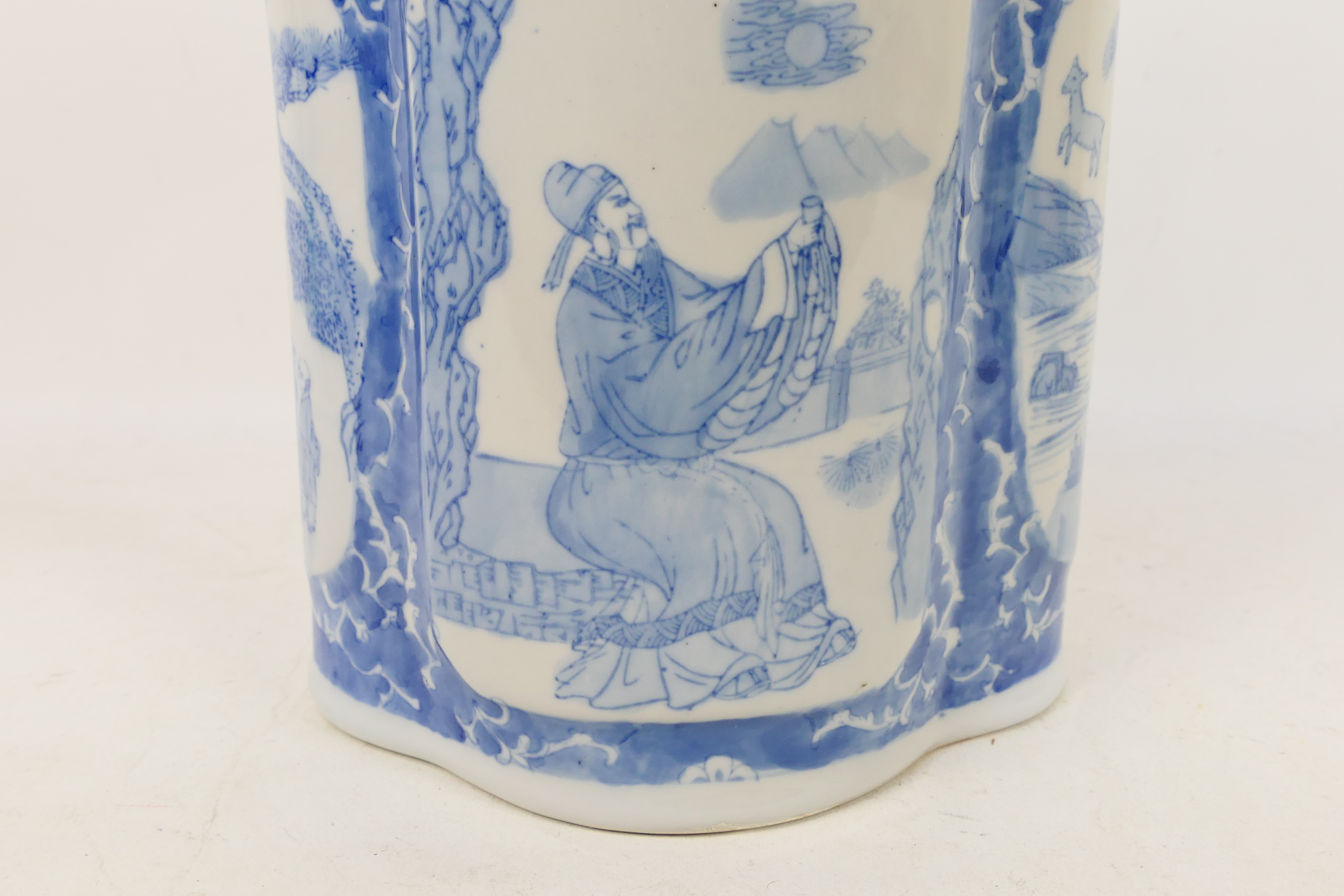 A large blue and white lidded jar of elo - Image 2 of 9