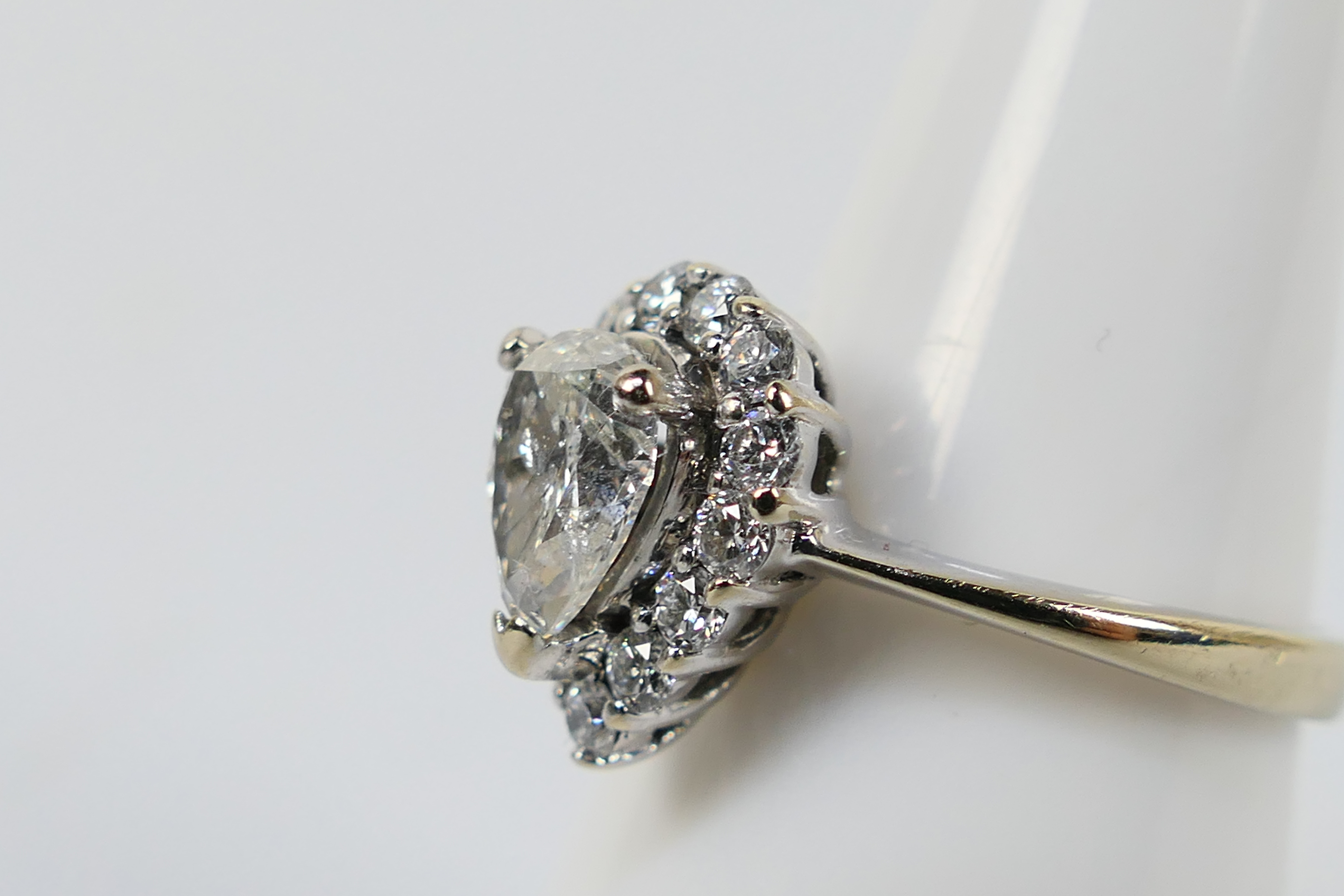 An 18ct white gold pear shaped Diamond r - Image 2 of 7