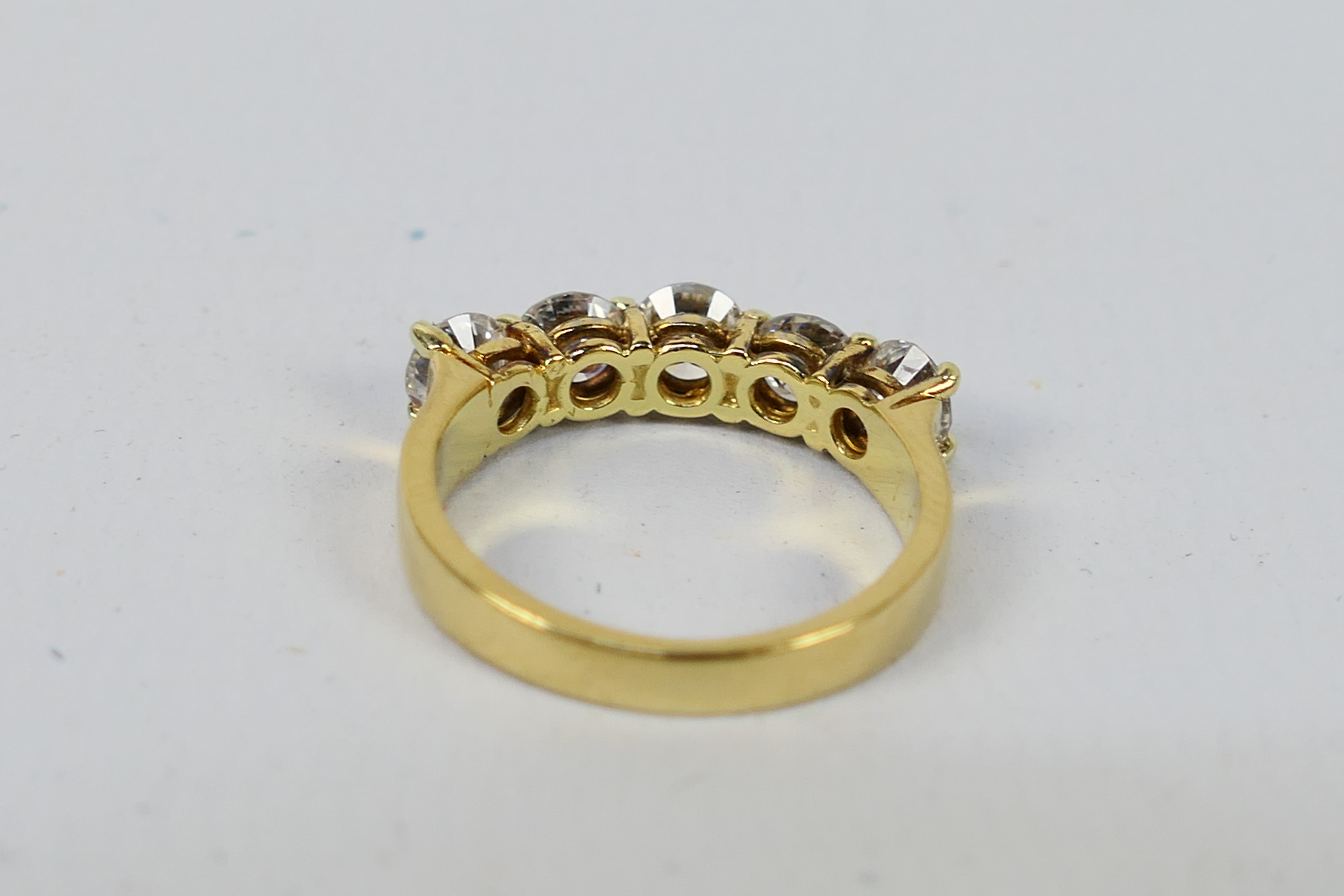 An 18ct yellow gold five stone Diamond r - Image 5 of 9