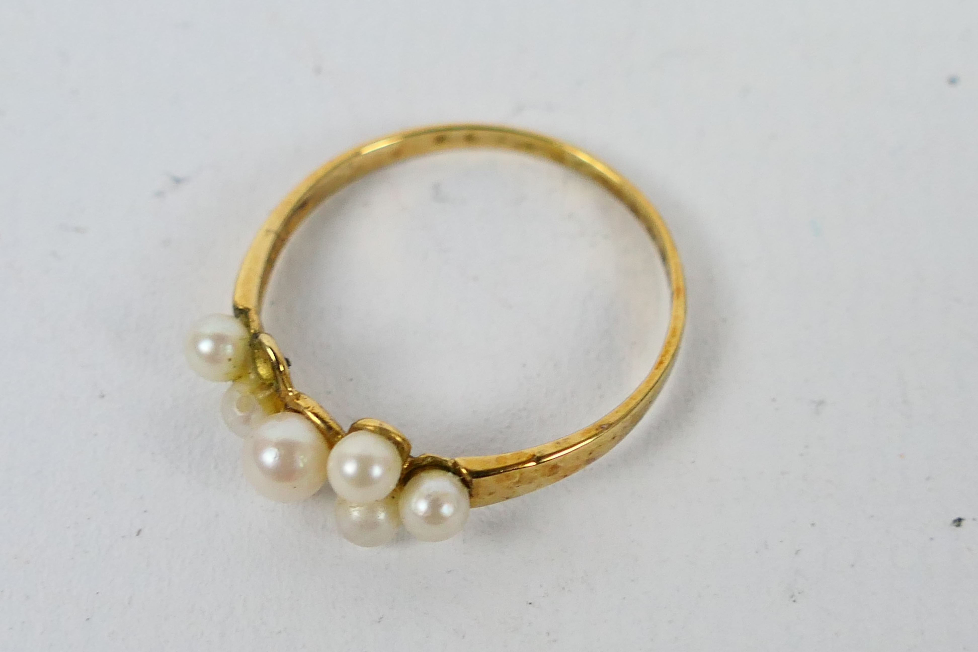 A hallmarked 9ct yellow gold pearl clust - Image 2 of 3