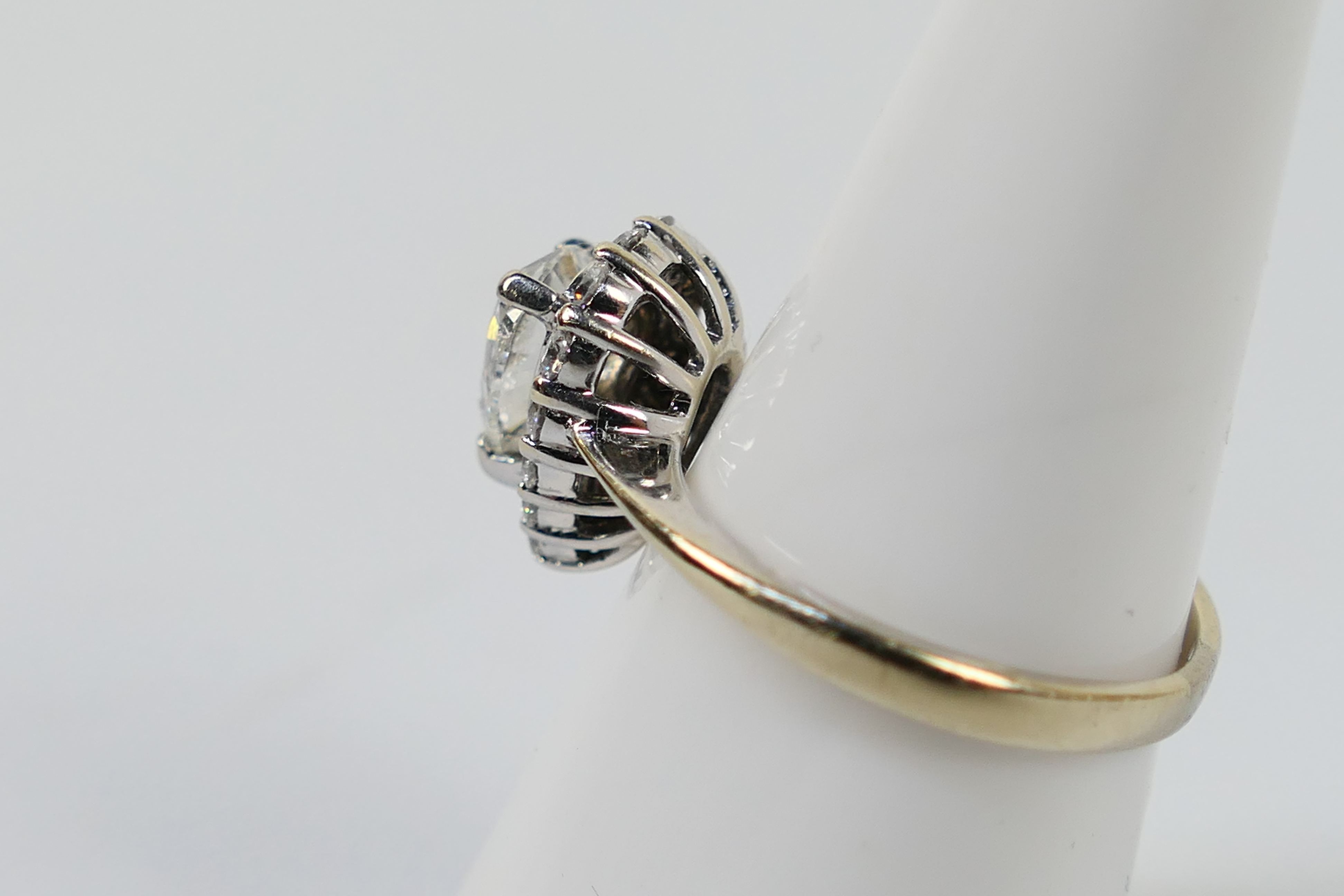 An 18ct white gold pear shaped Diamond r - Image 3 of 7