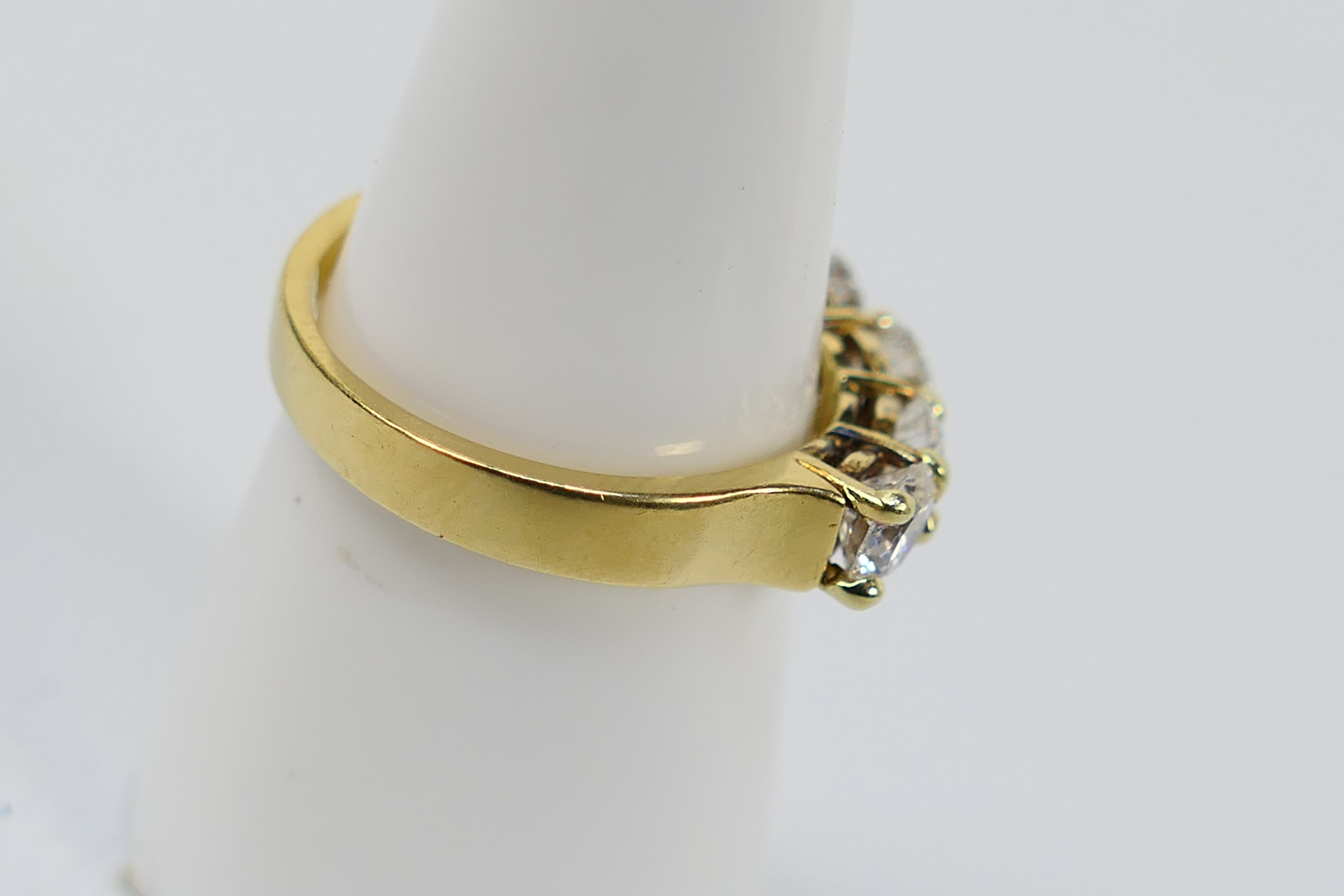 An 18ct yellow gold five stone Diamond r - Image 3 of 9