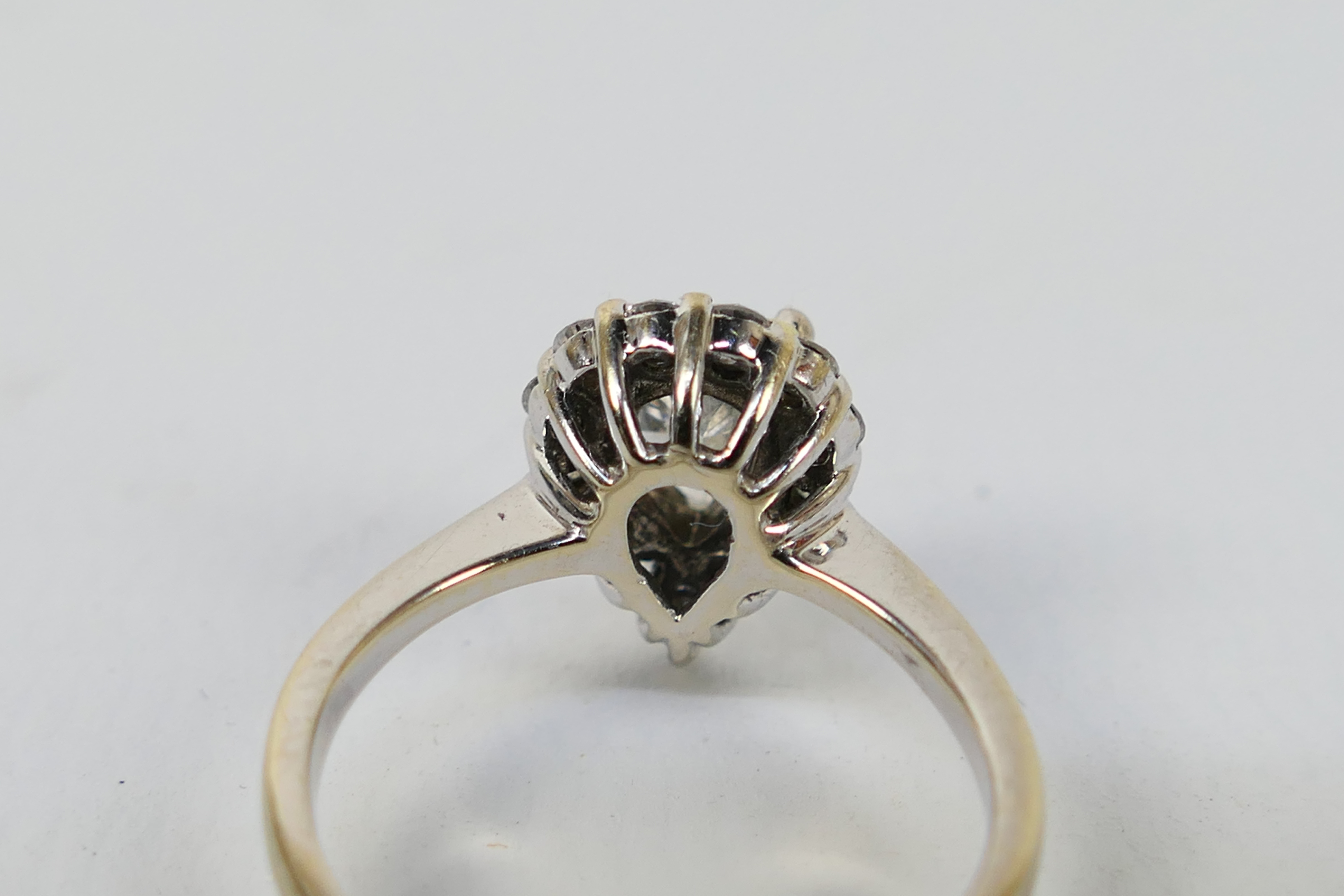 An 18ct white gold pear shaped Diamond r - Image 5 of 7
