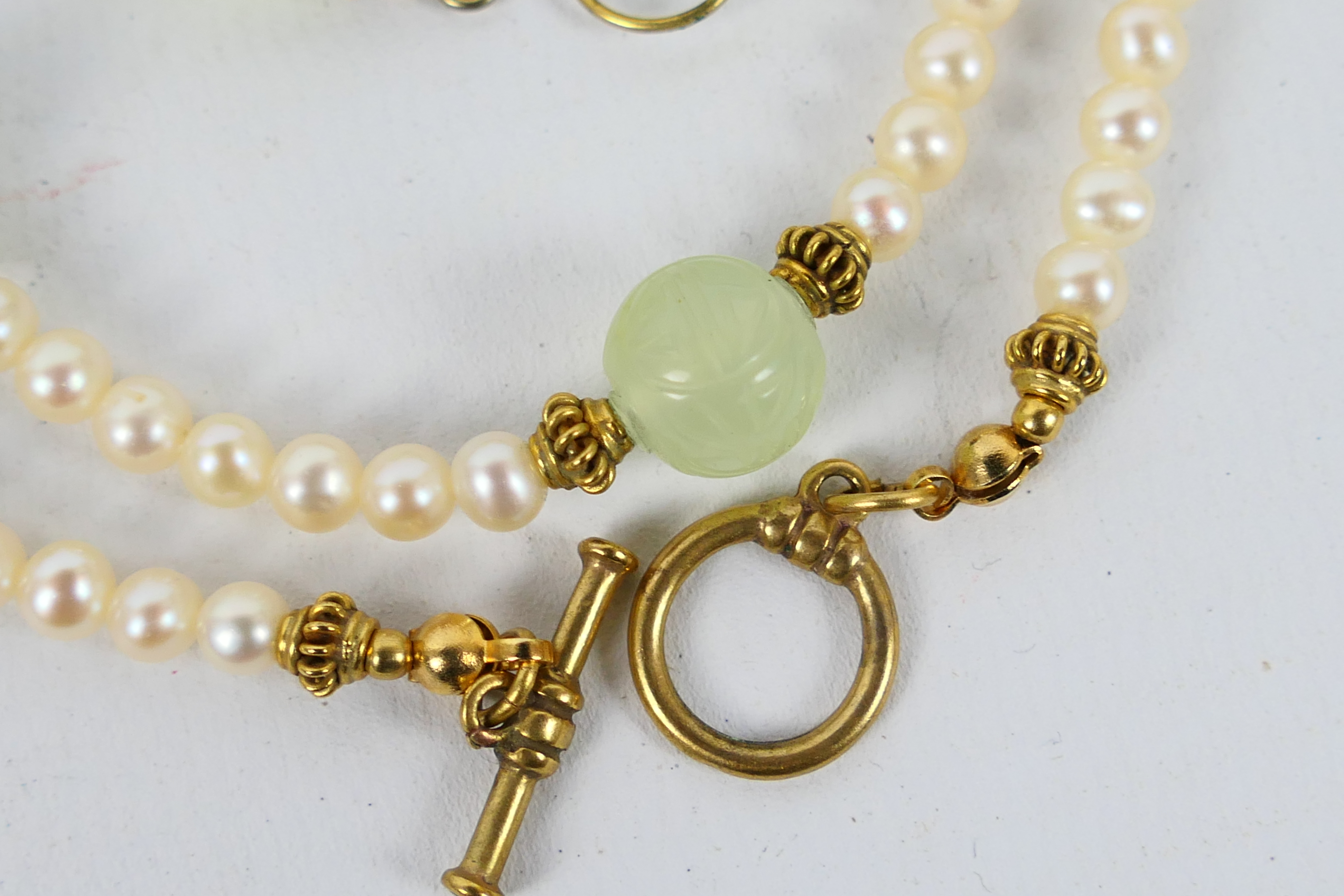 A boxed simulated Pearl and Jade necklac - Image 5 of 6