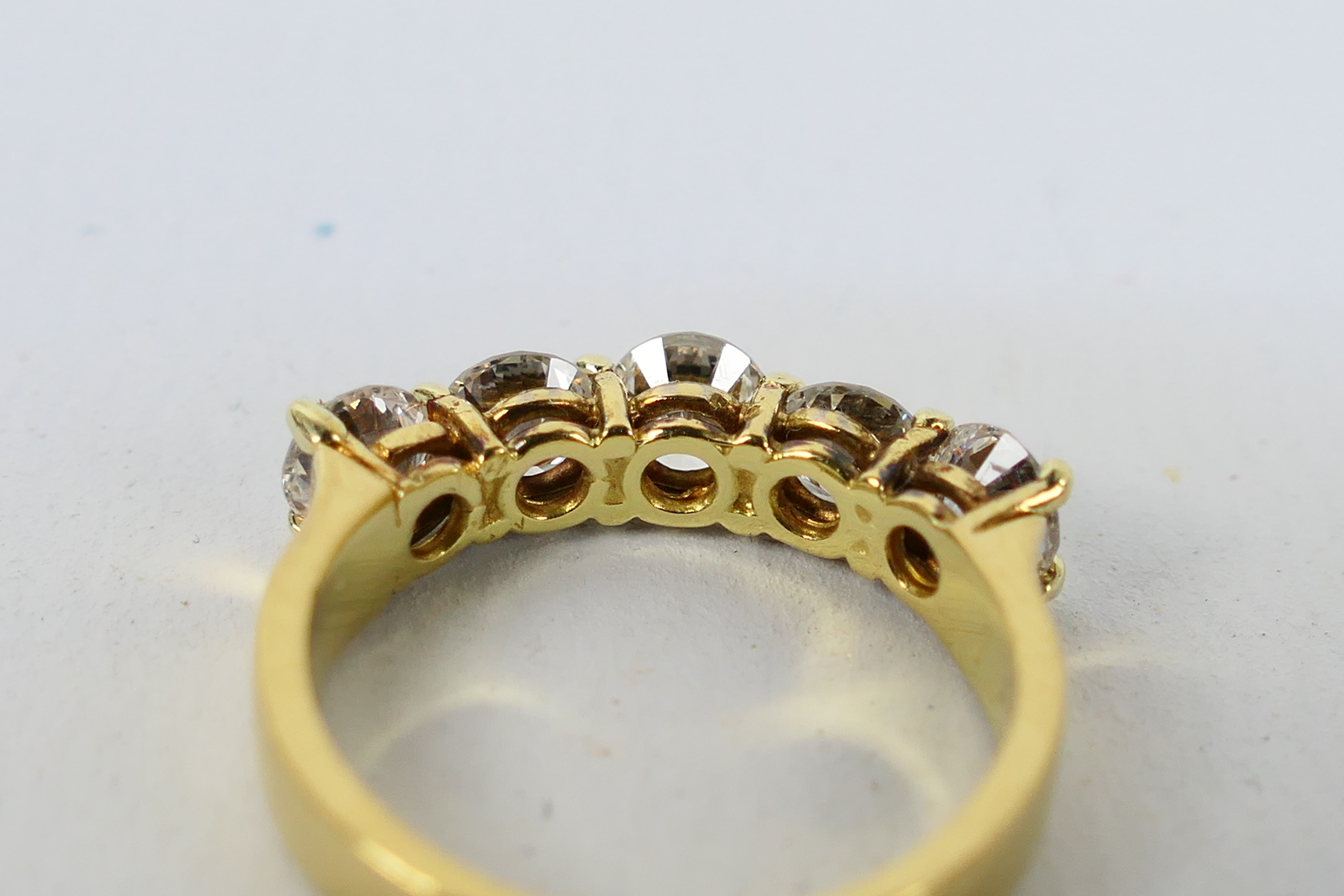 An 18ct yellow gold five stone Diamond r - Image 6 of 9