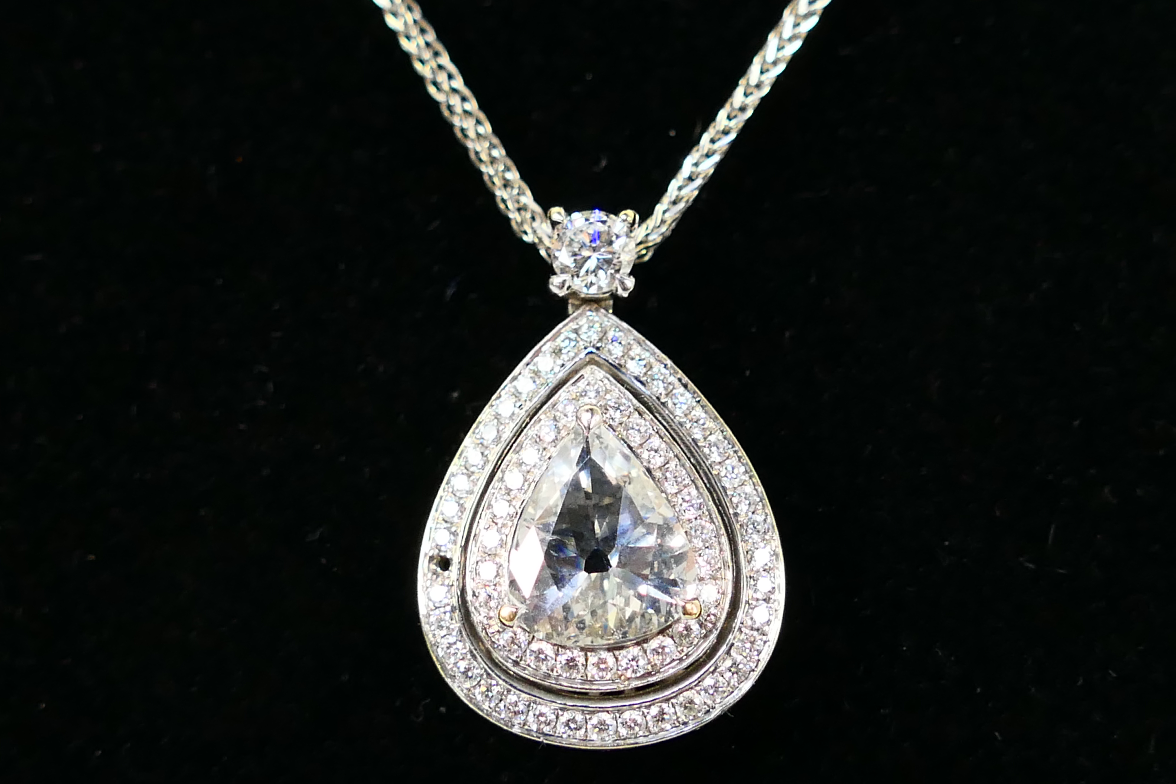 An 18ct white gold Diamond pendant conta - Image 5 of 11