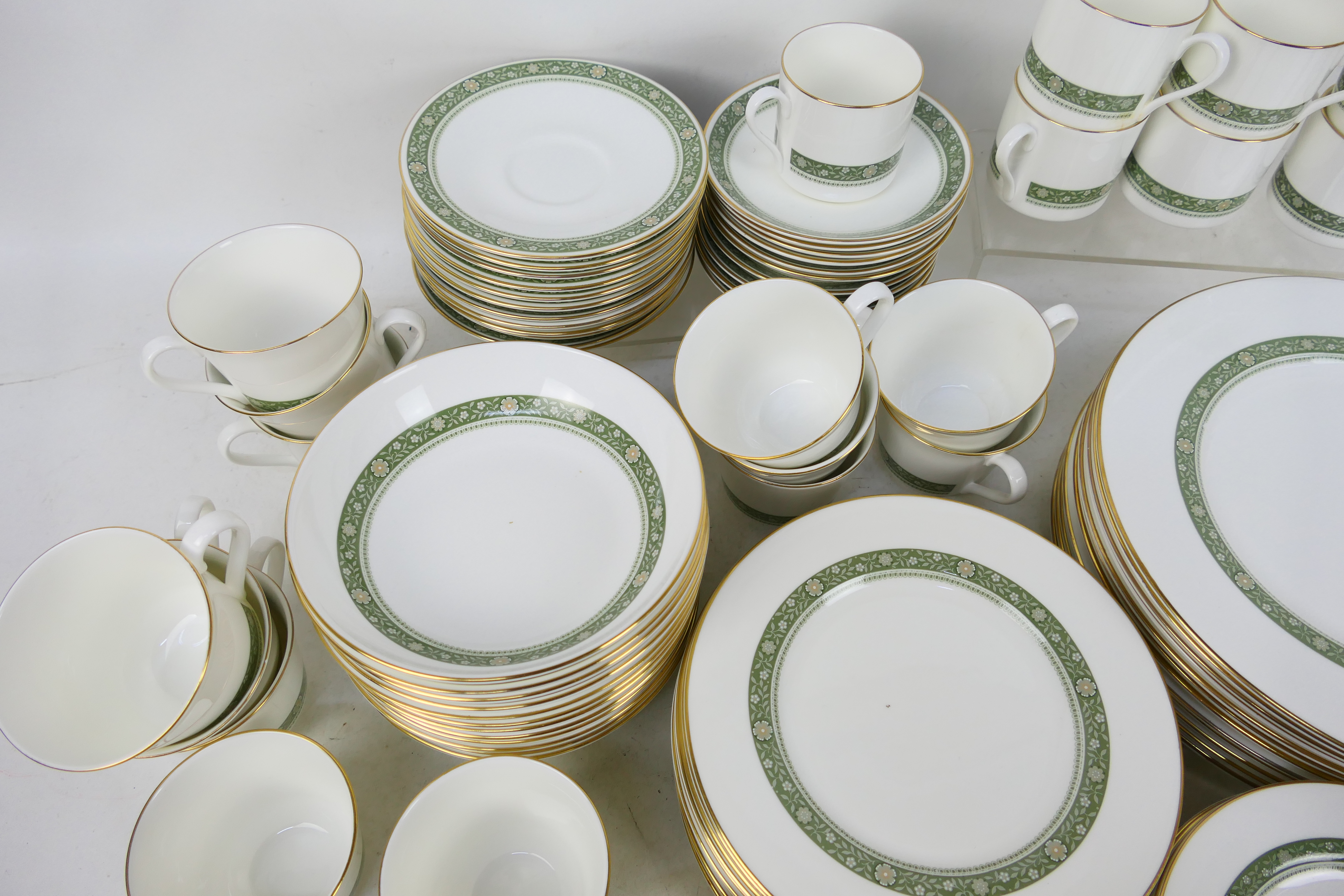 A quantity of Royal Doulton dinner an te - Image 2 of 4
