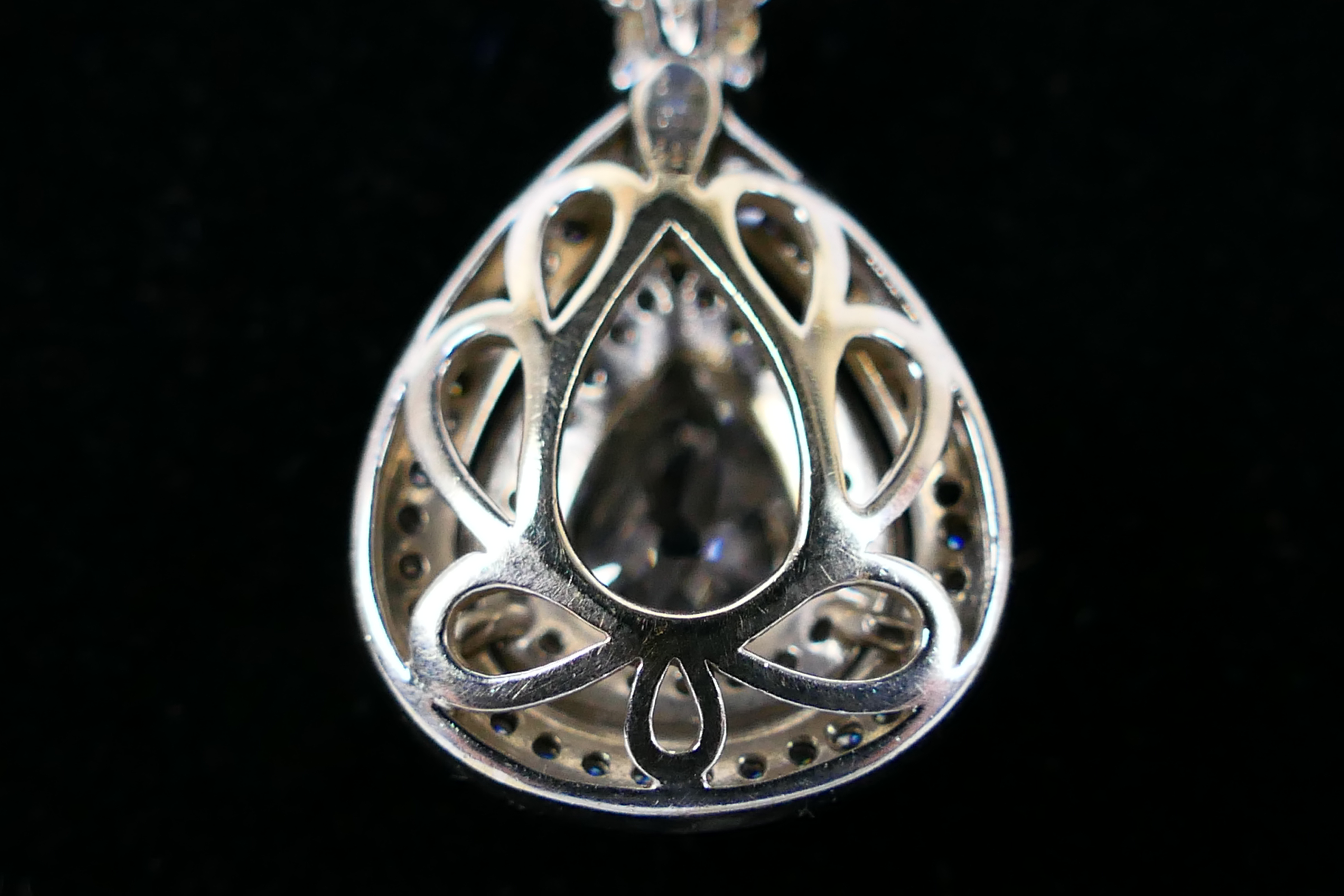 An 18ct white gold Diamond pendant conta - Image 8 of 11