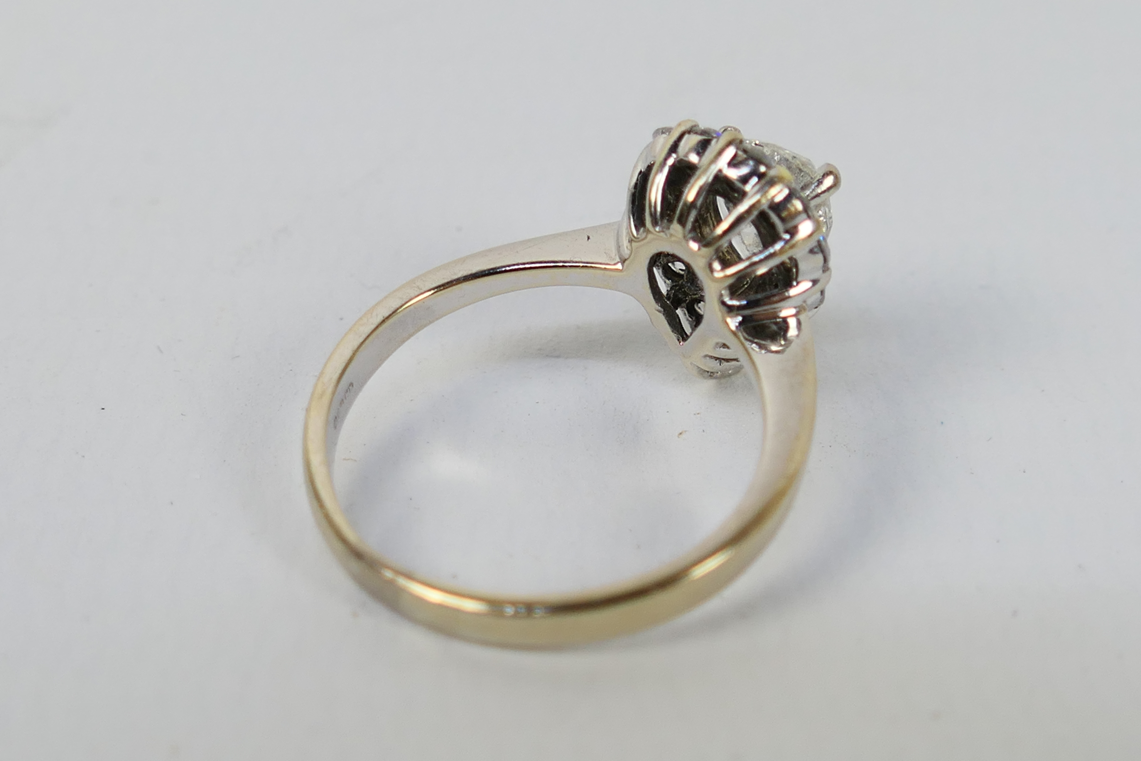 An 18ct white gold pear shaped Diamond r - Image 4 of 7