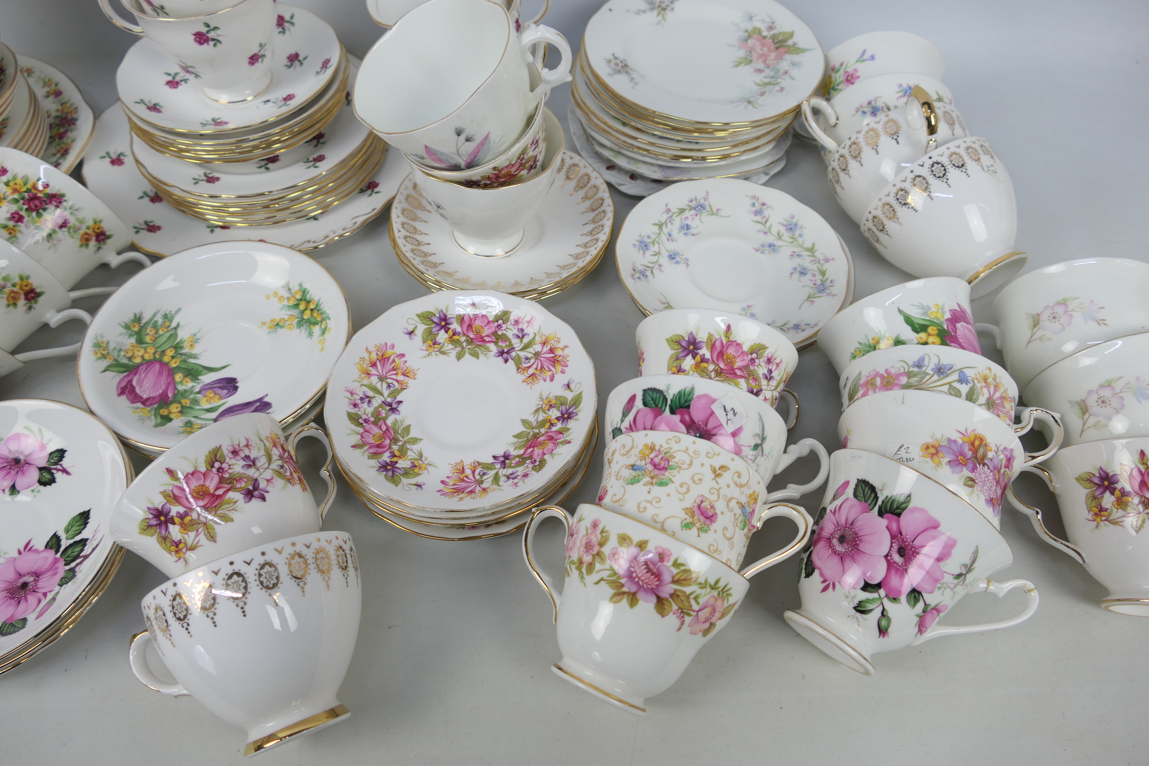 A collection of floral decorated tea wares comprising cups saucers and plates. - Image 4 of 6