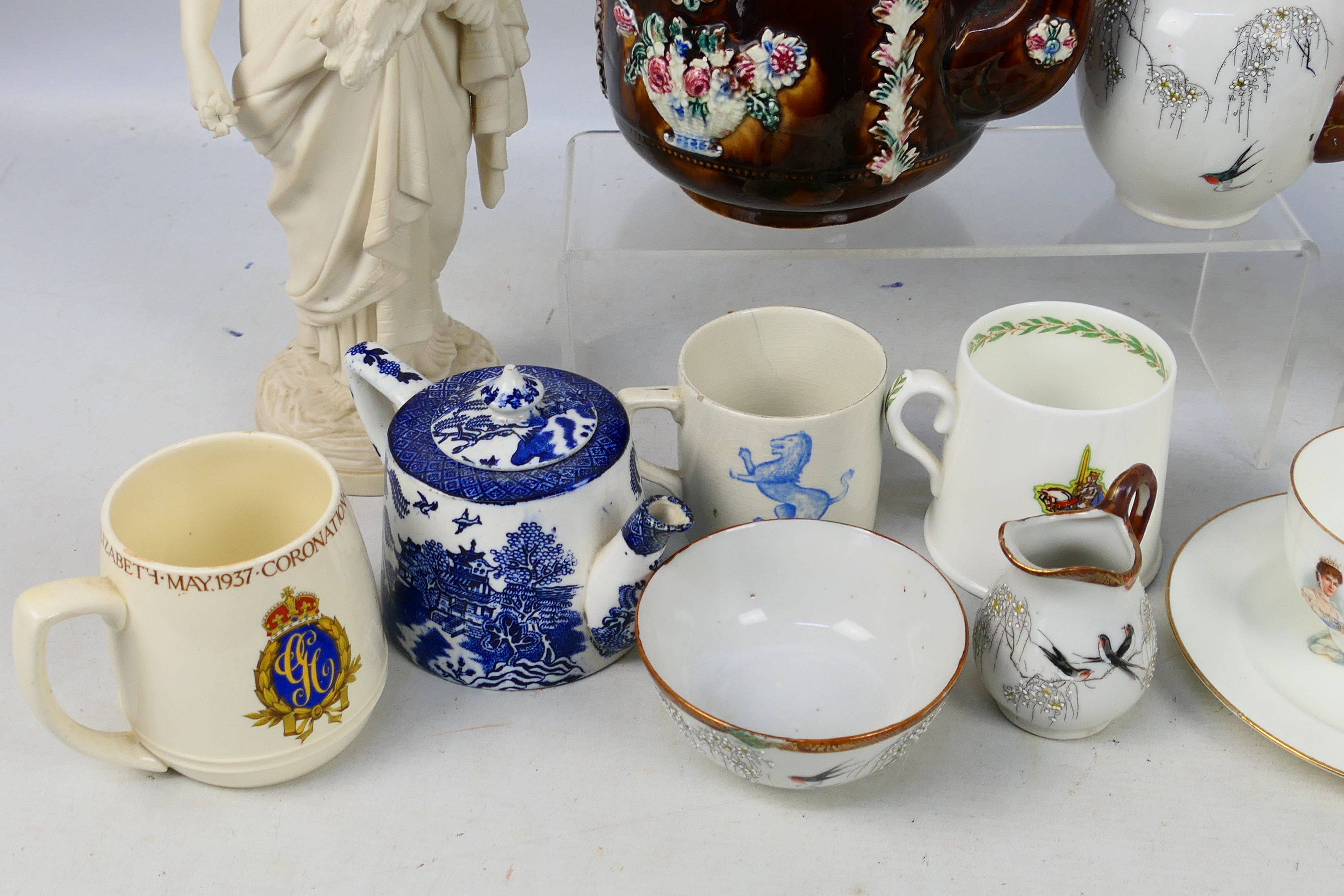 Mixed ceramics to include a bargeware teapot, Delft, Oriental and similar. - Image 3 of 9