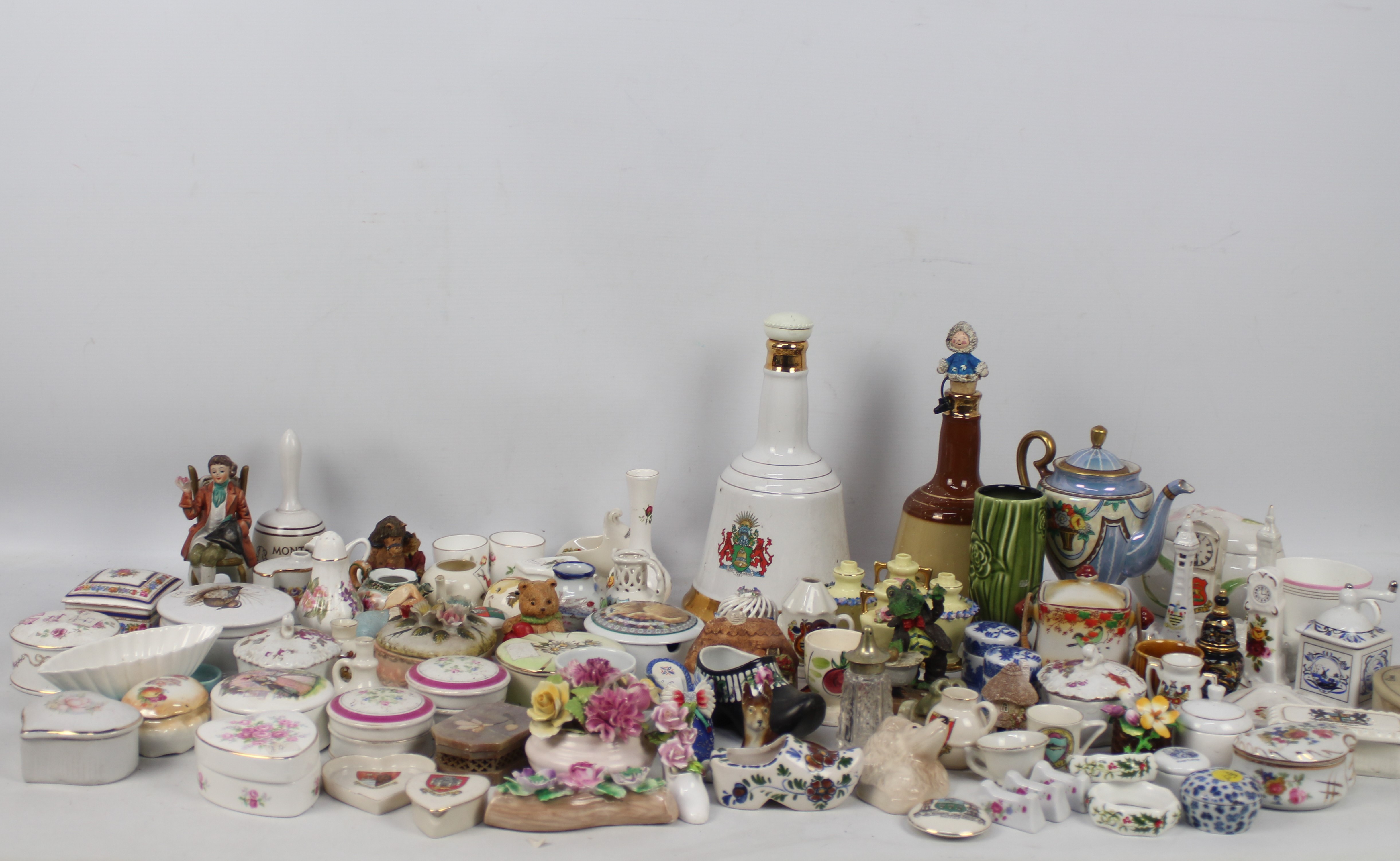 A quantity of mixed ceramics to include crested ware, Noritake, Lilliput Lane and other. - Image 4 of 8
