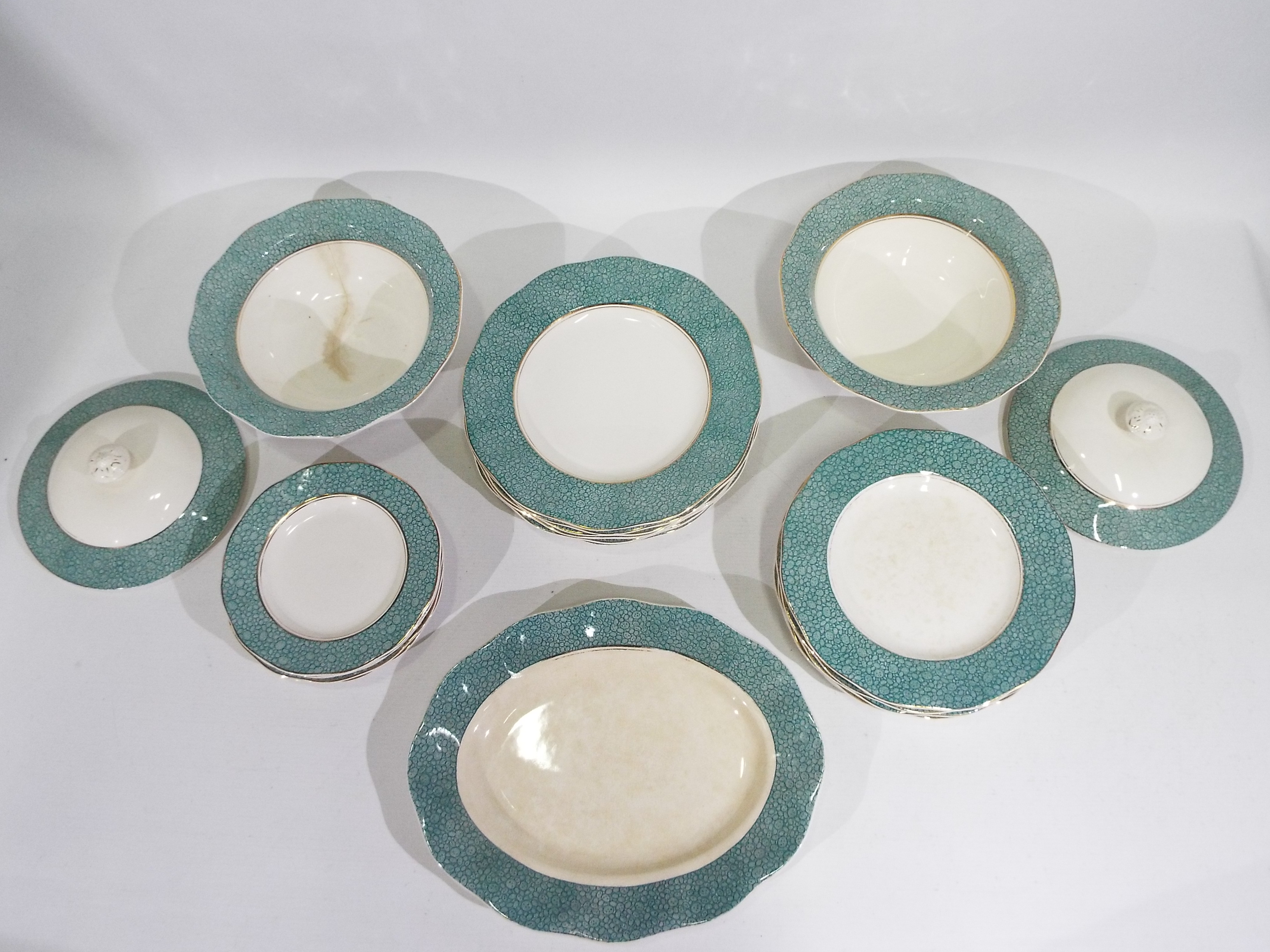 A collection of Wedgwood Garden pattern dinner wares, 23 pieces to include tureens, dinner plates, - Image 4 of 4