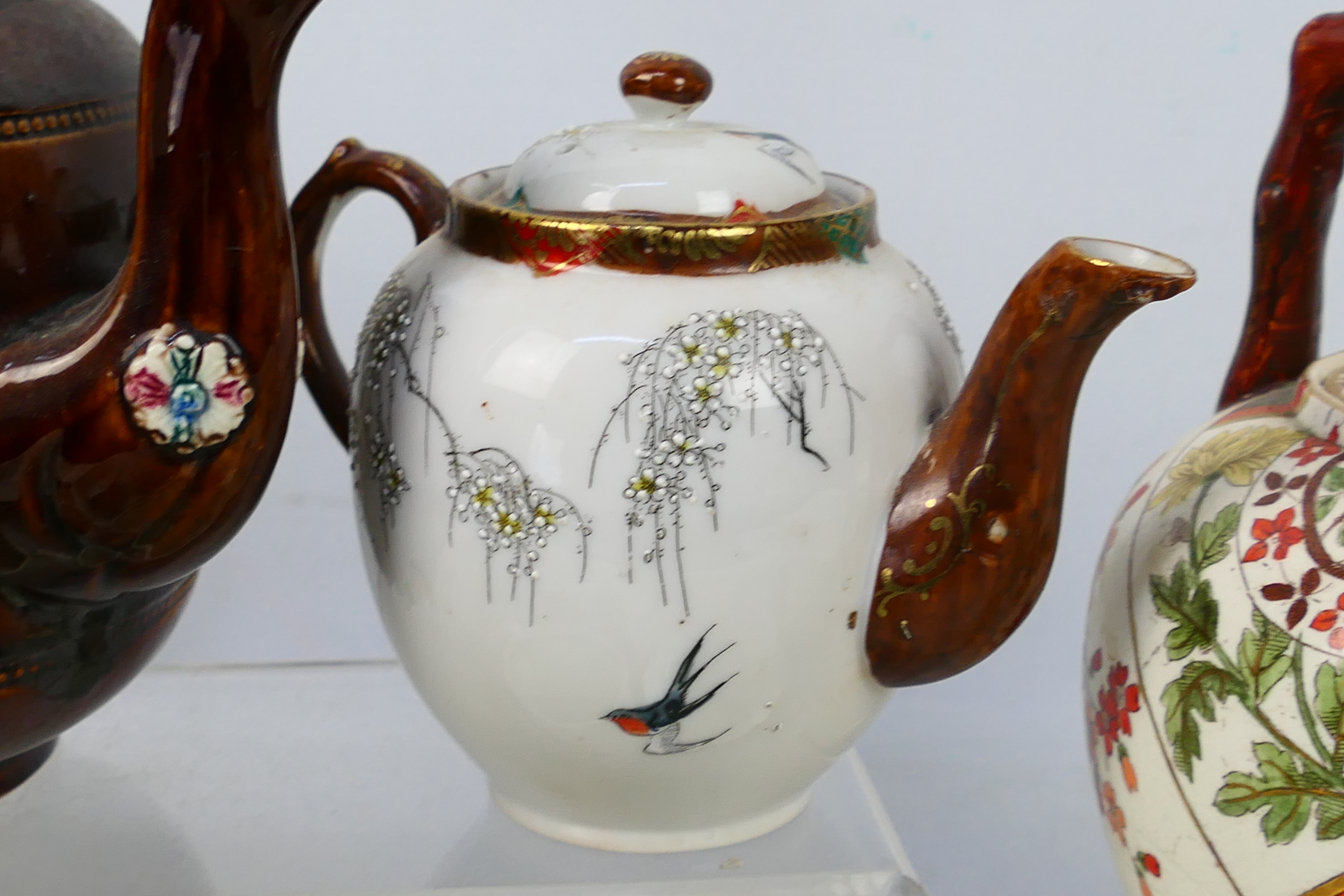 Mixed ceramics to include a bargeware teapot, Delft, Oriental and similar. - Image 7 of 9